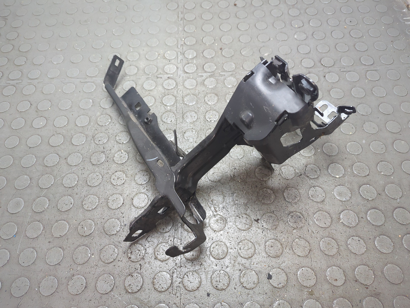 Кронштейн фар правый