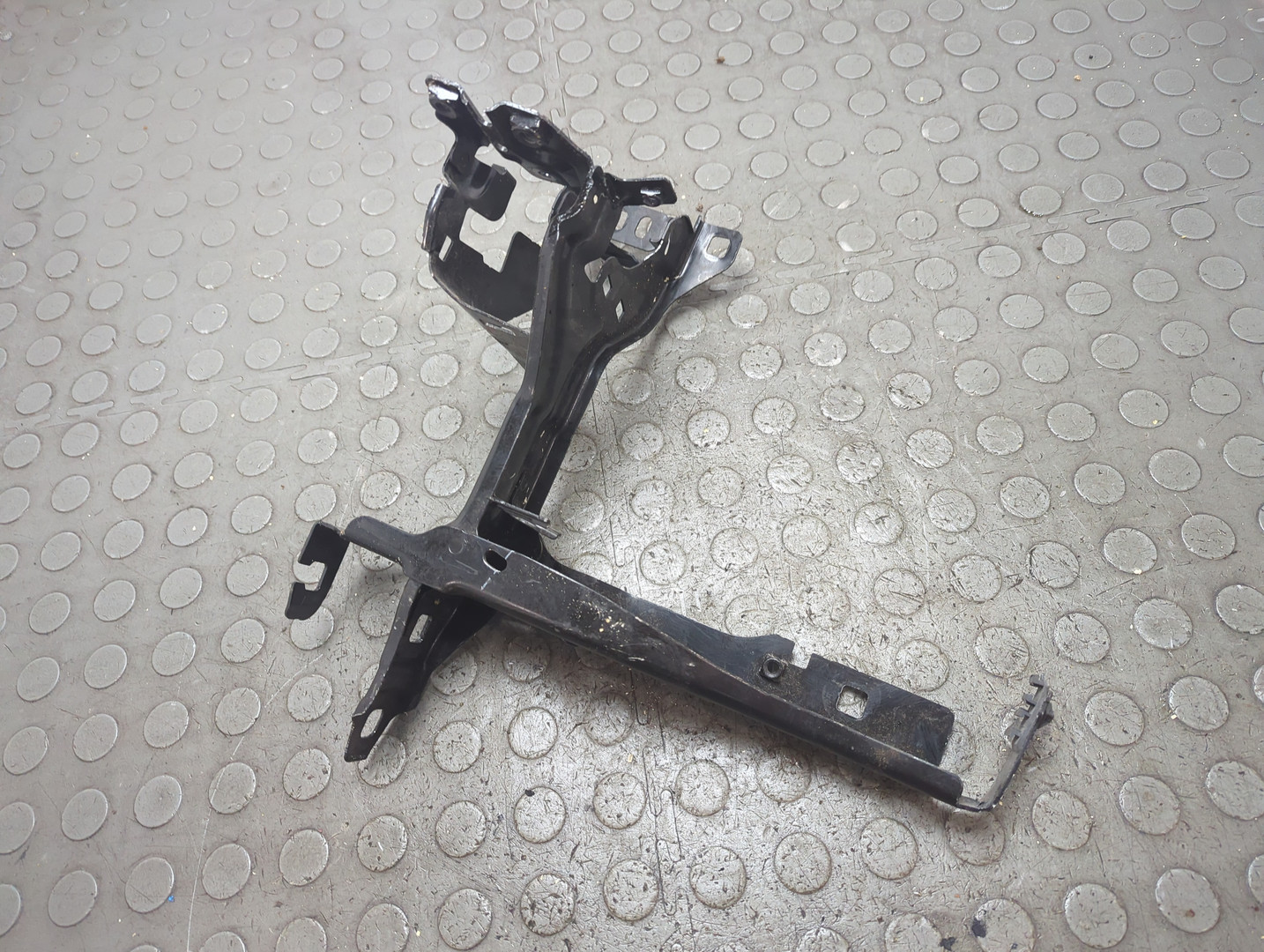 Кронштейн фар левый