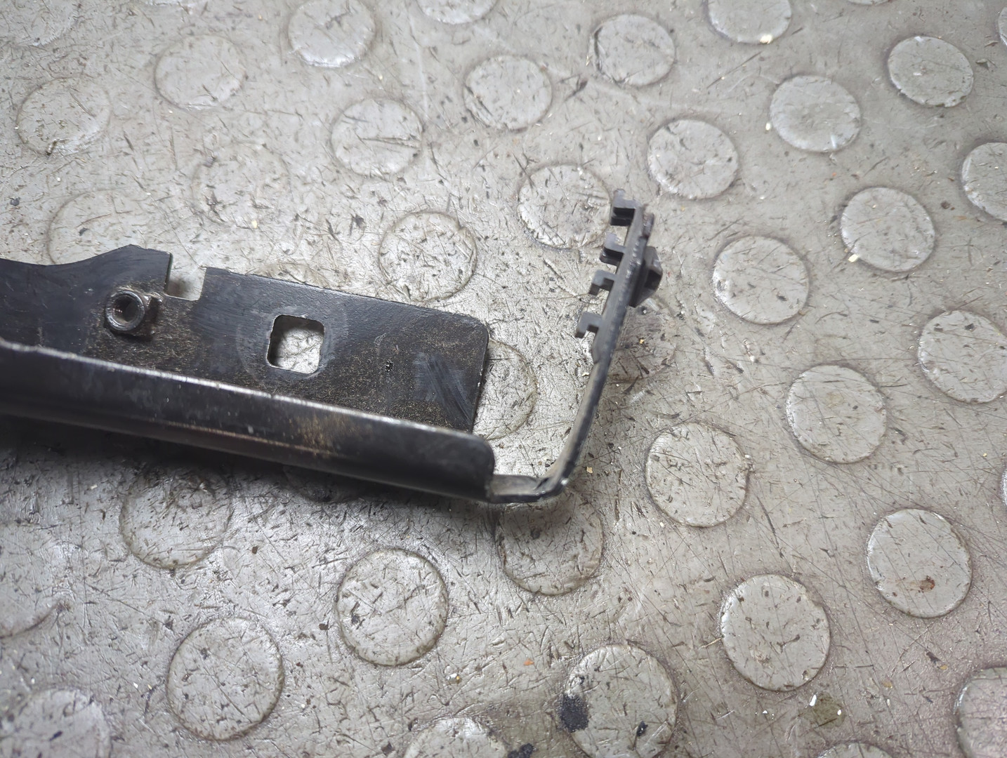 Кронштейн фар левый