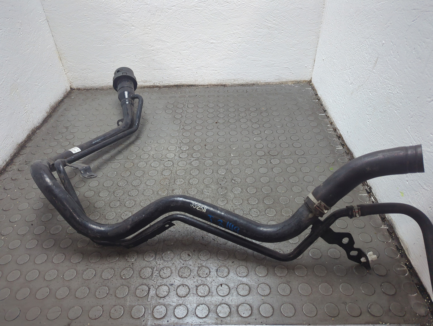 Горловина топливного бака