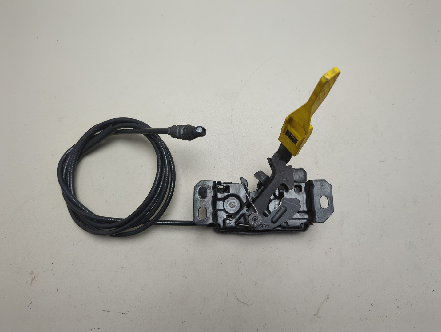 Замок капота