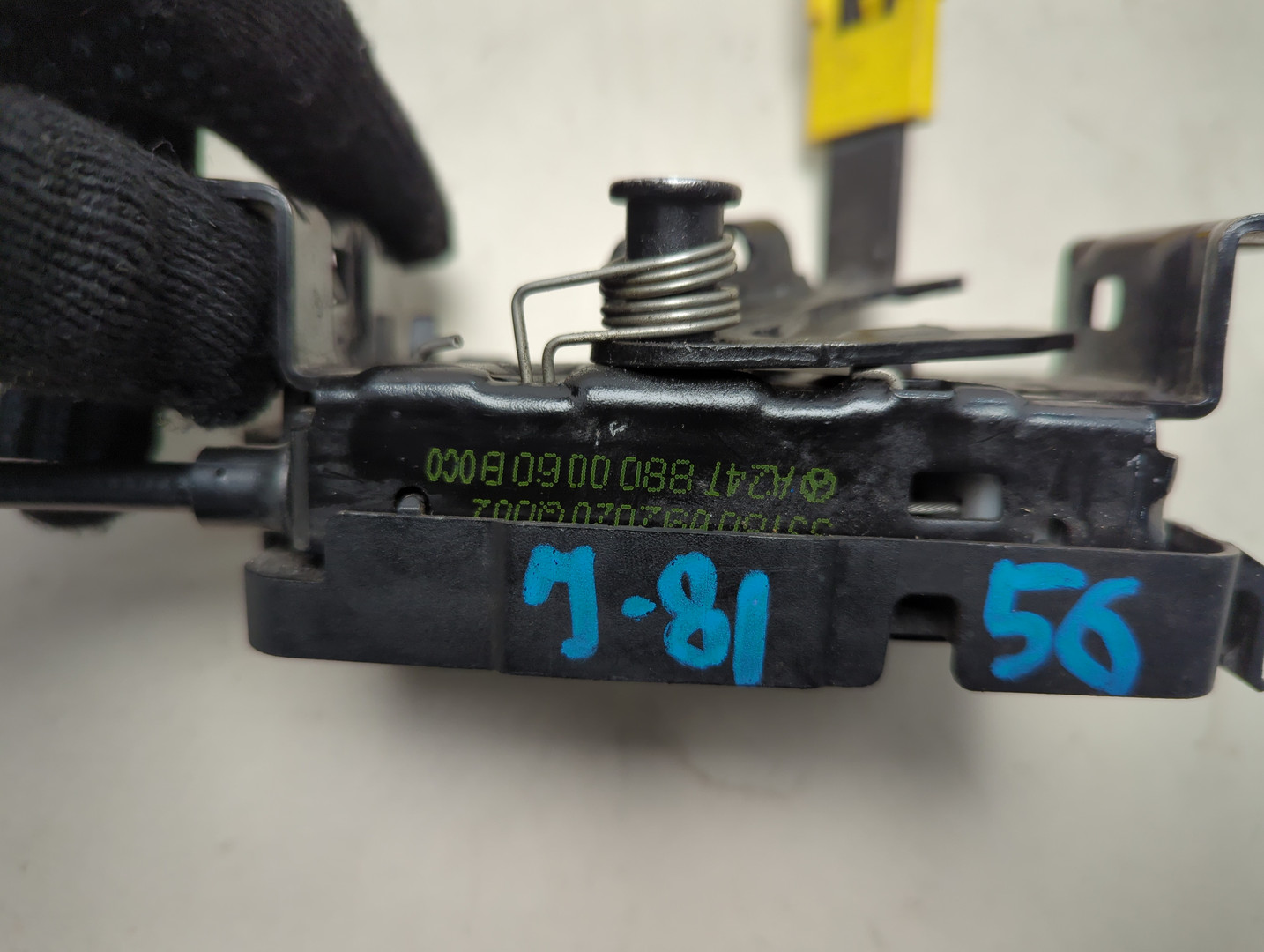 Замок капота