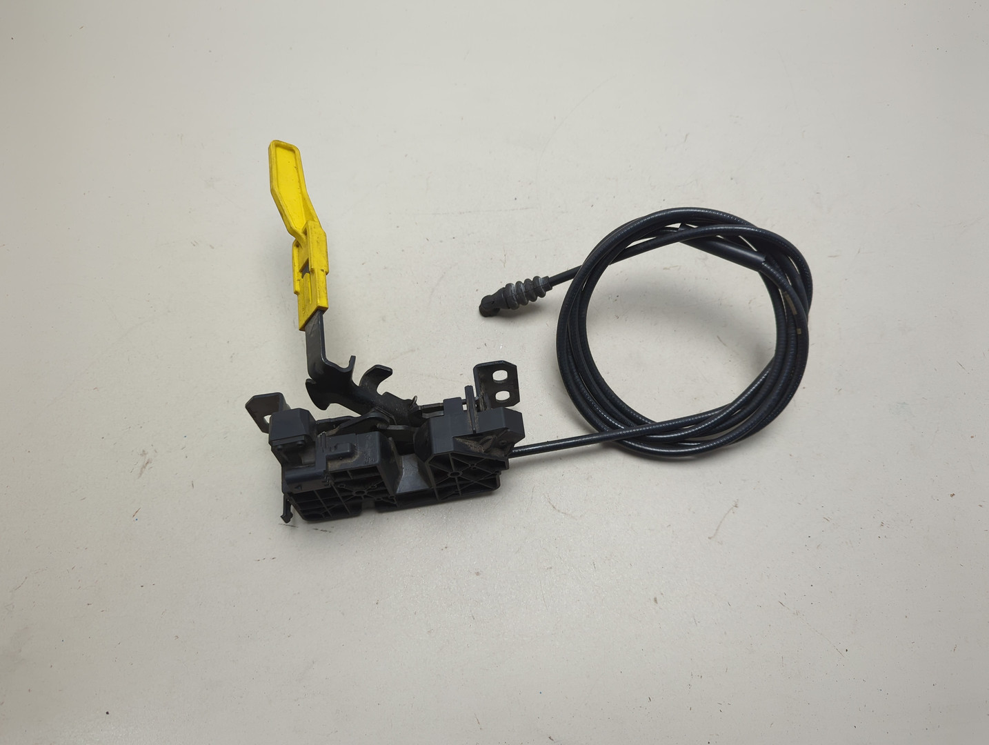 Замок капота