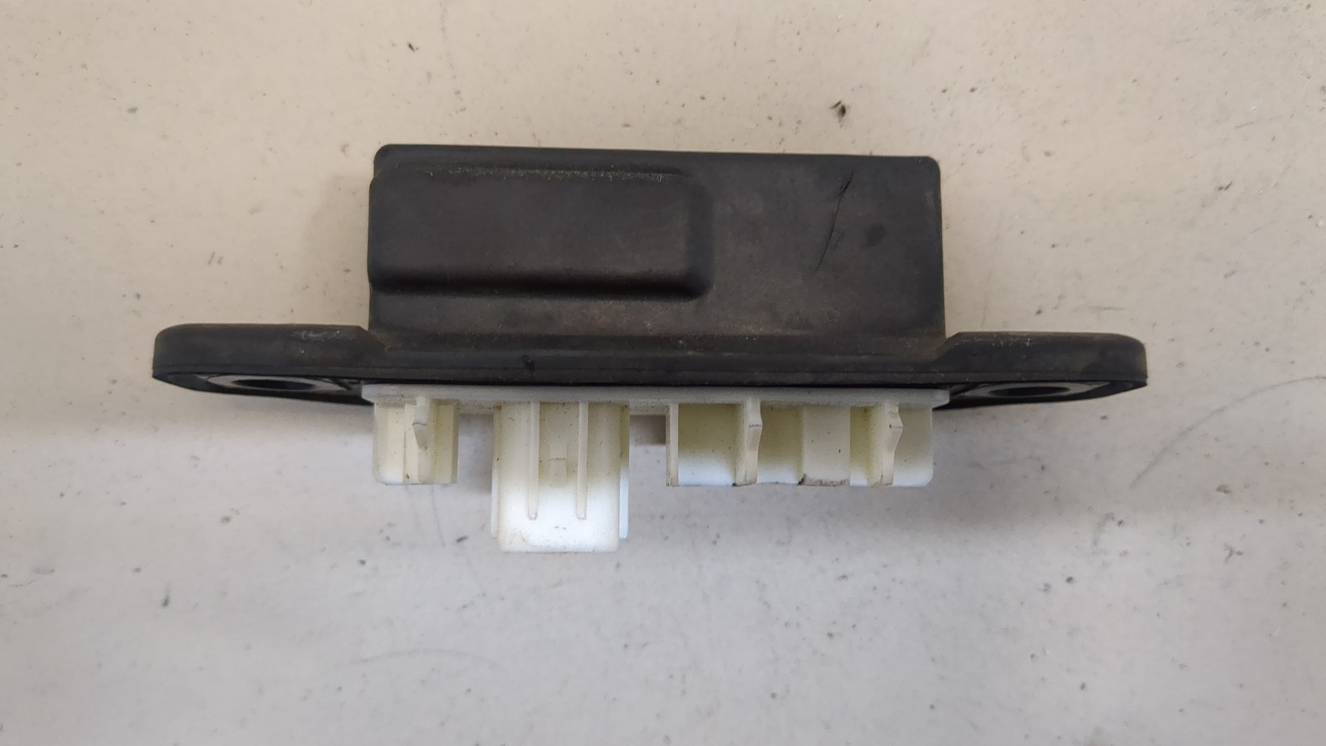 Кнопка открывания багажника