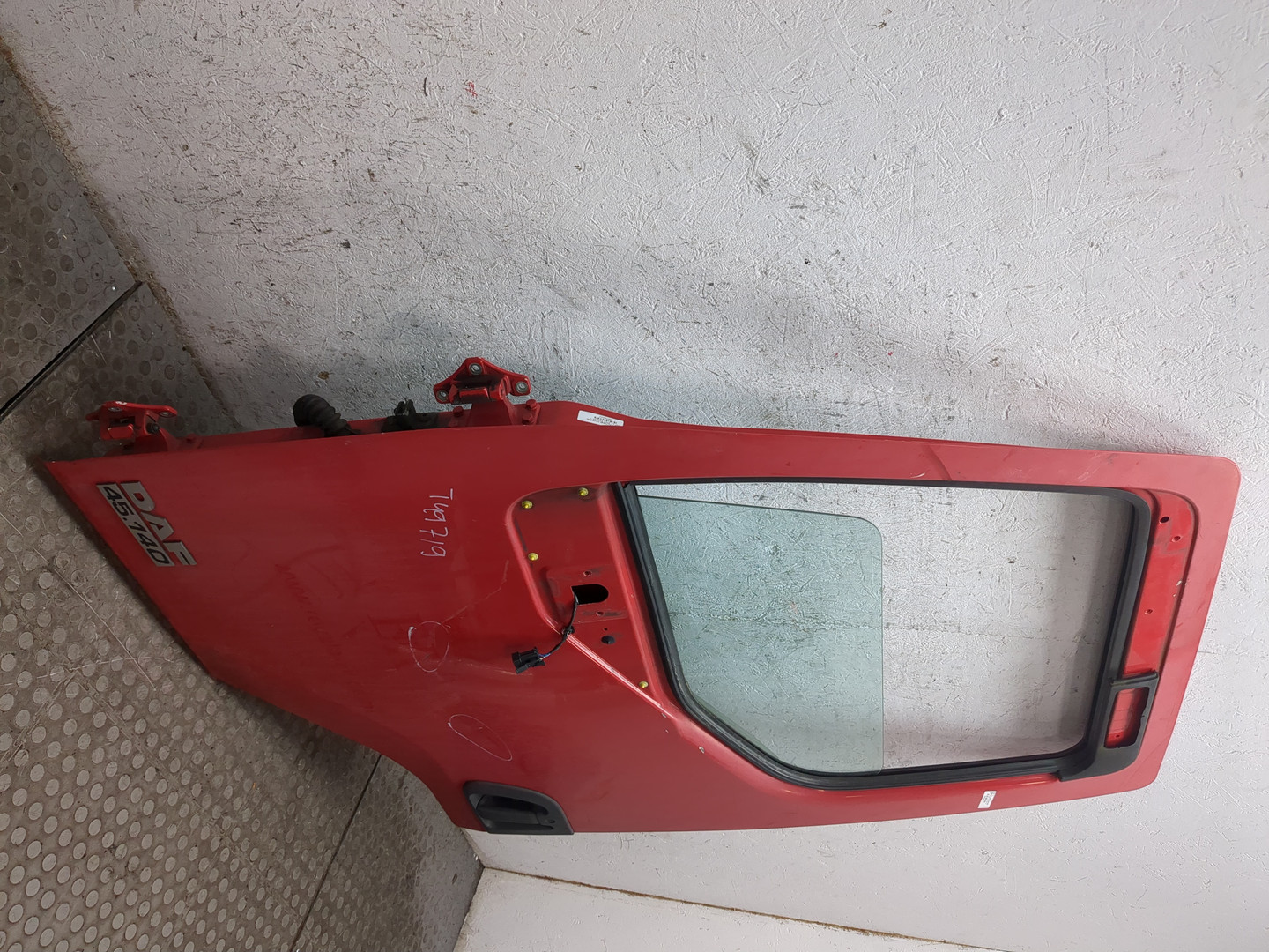 Дверь передняя левая