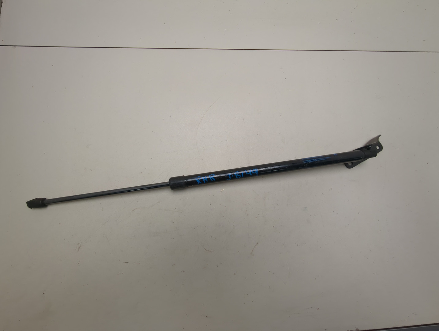 Амортизатор крышки багажника