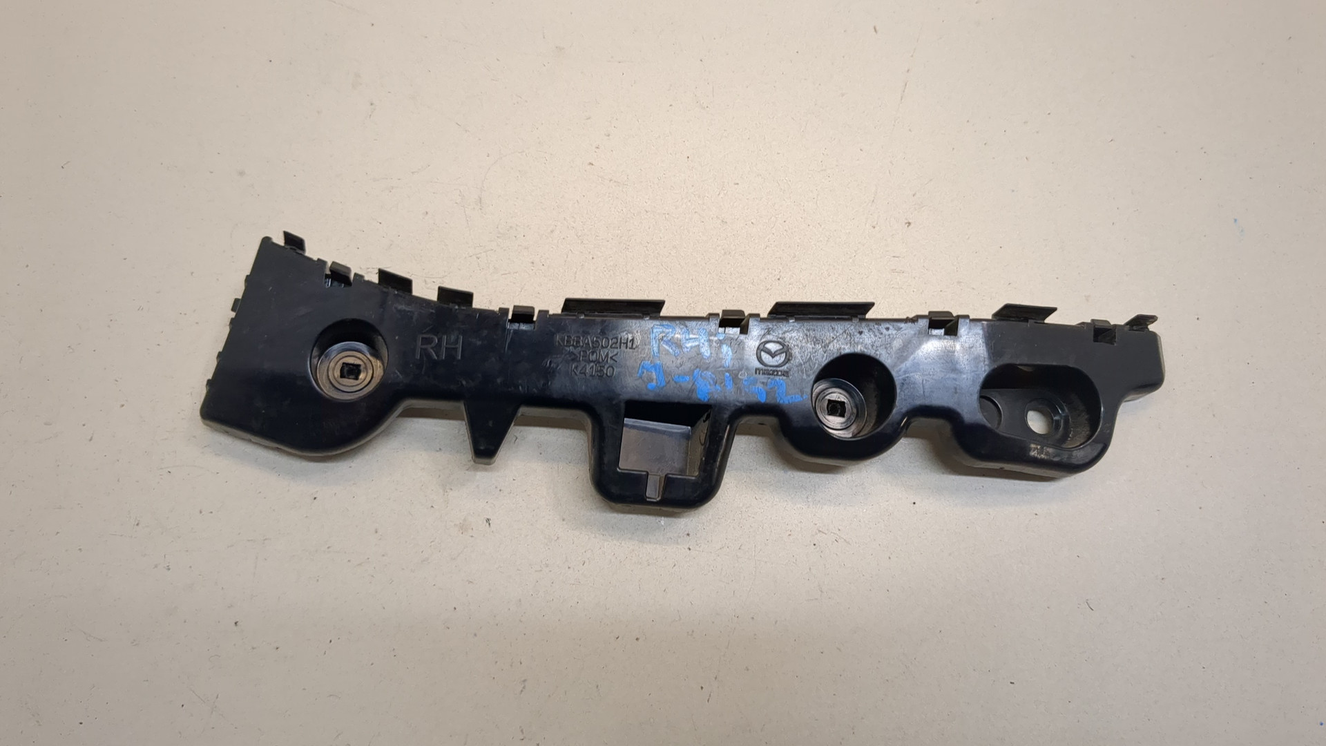 Кронштейн заднего бампера правый