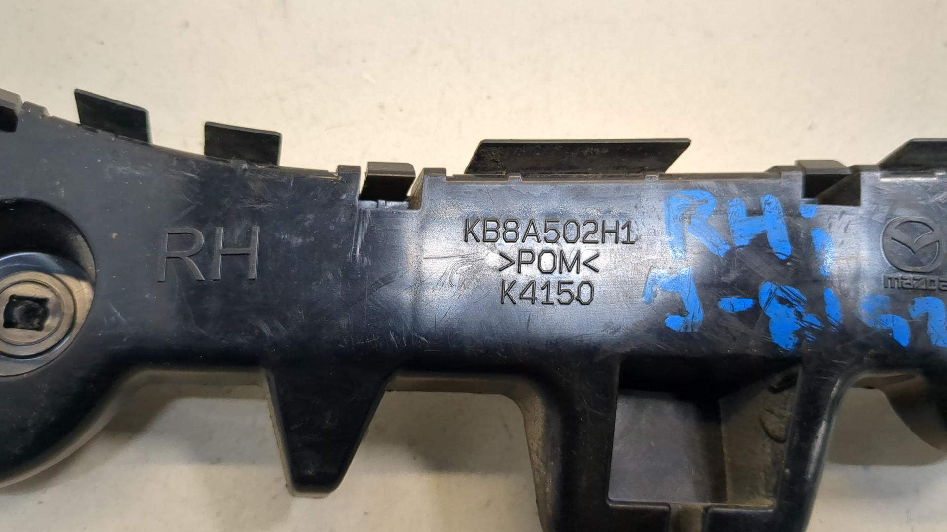 Кронштейн заднего бампера правый