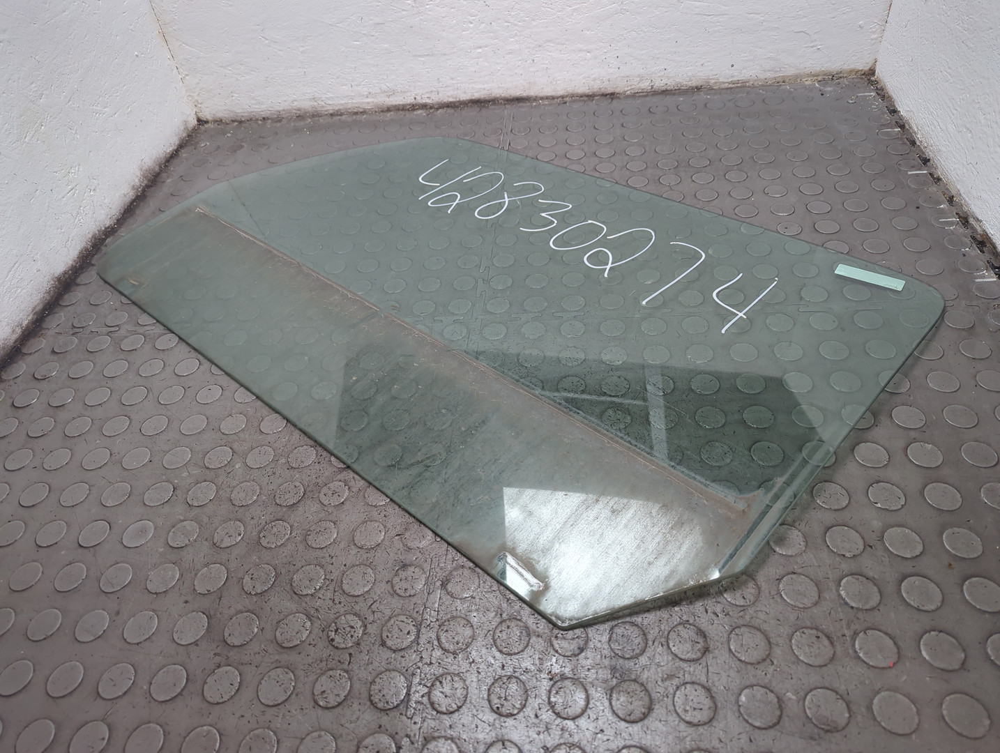 Стекло двери передней левой