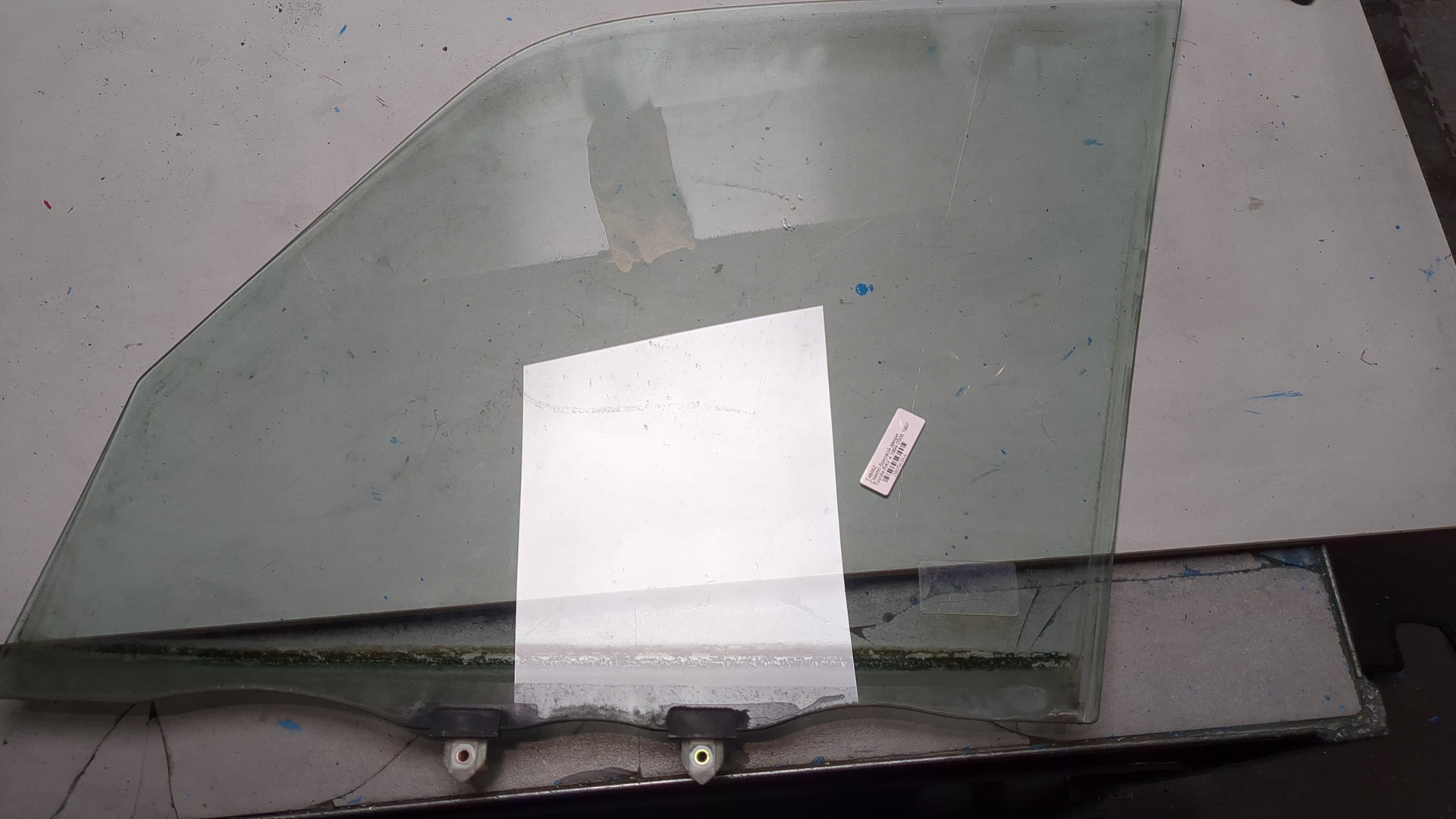 Стекло двери передней правой