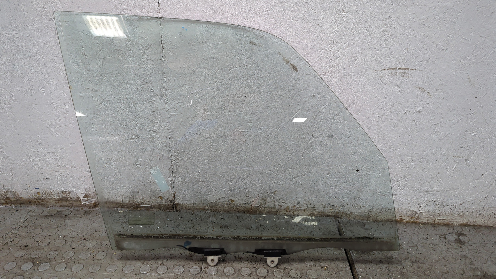 Стекло двери передней правой