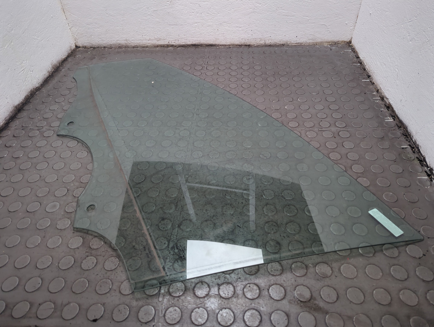 Стекло двери передней левой