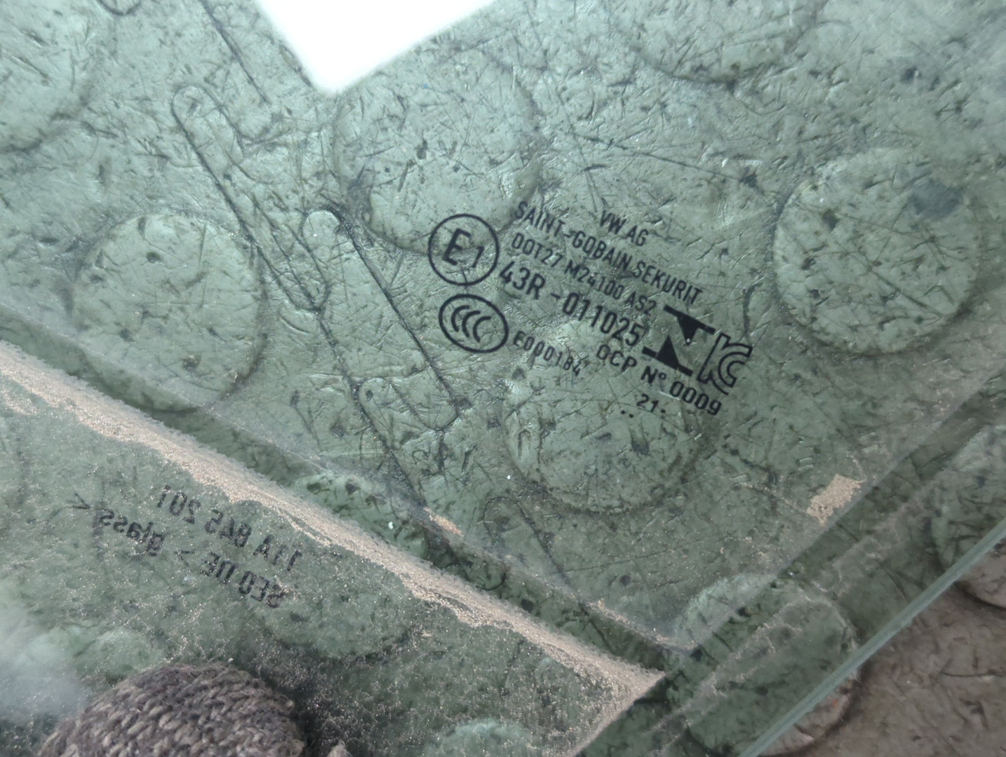 Стекло двери передней левой