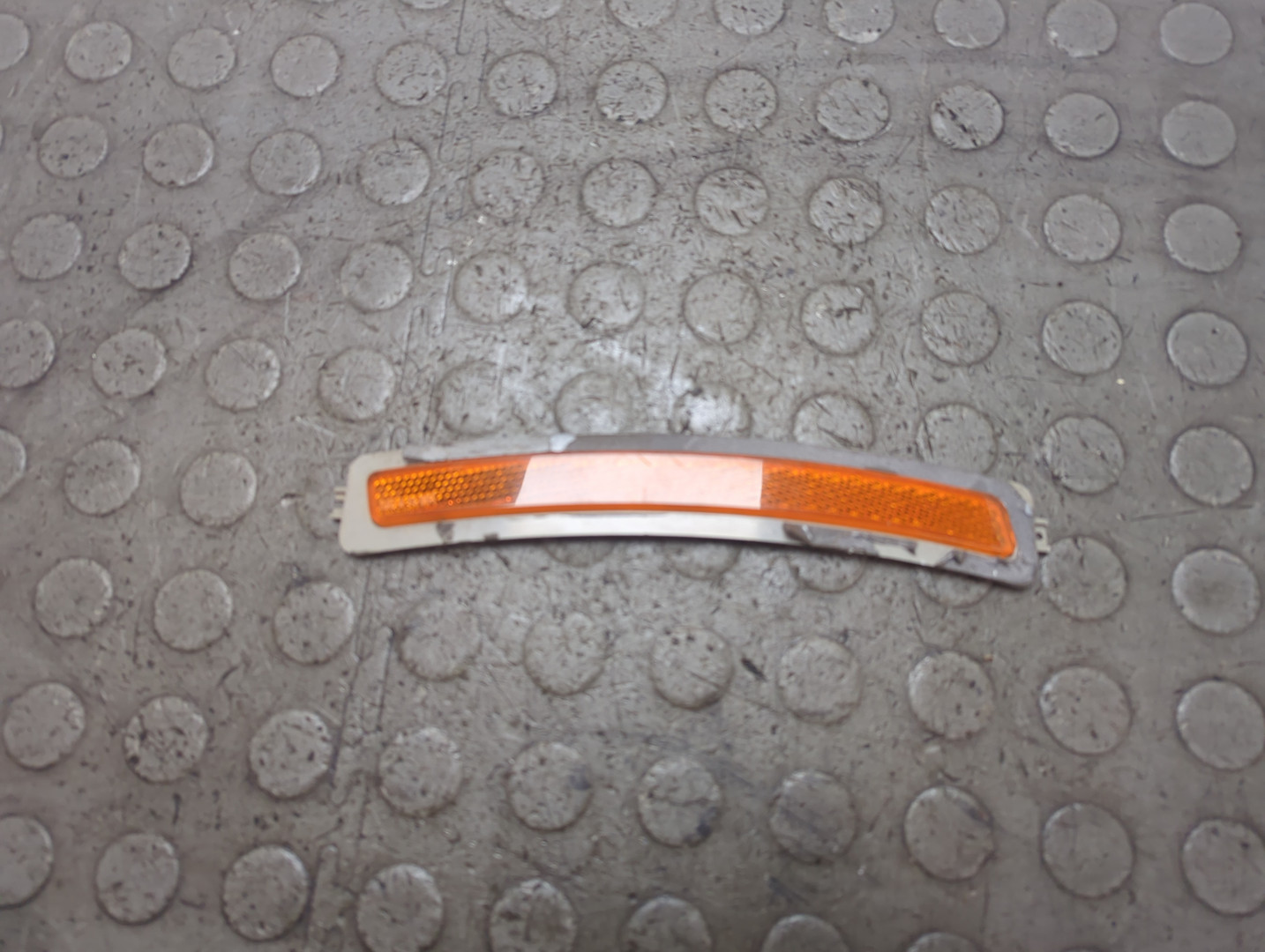 Отражатель передний левый у фары