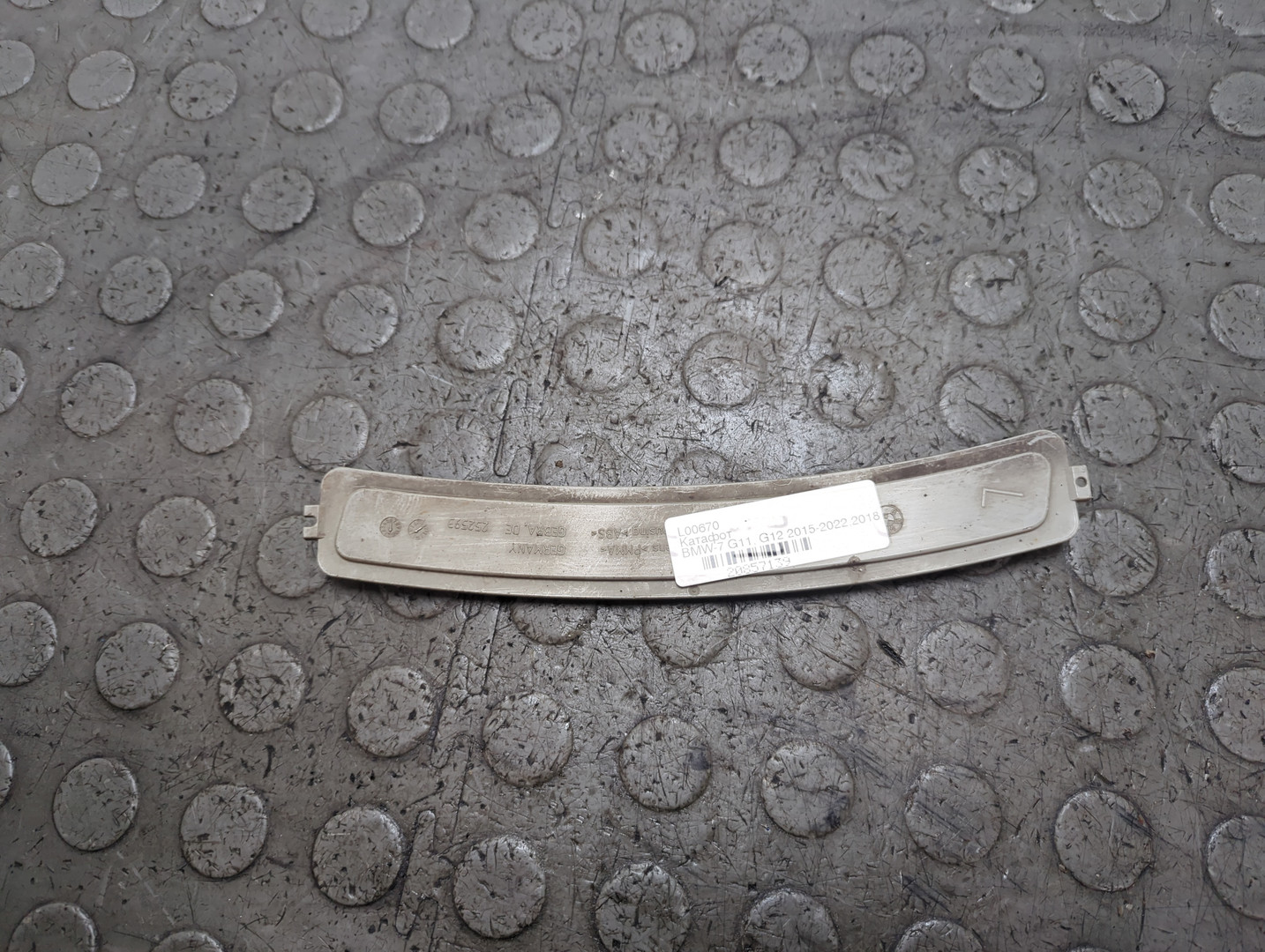 Отражатель передний левый у фары