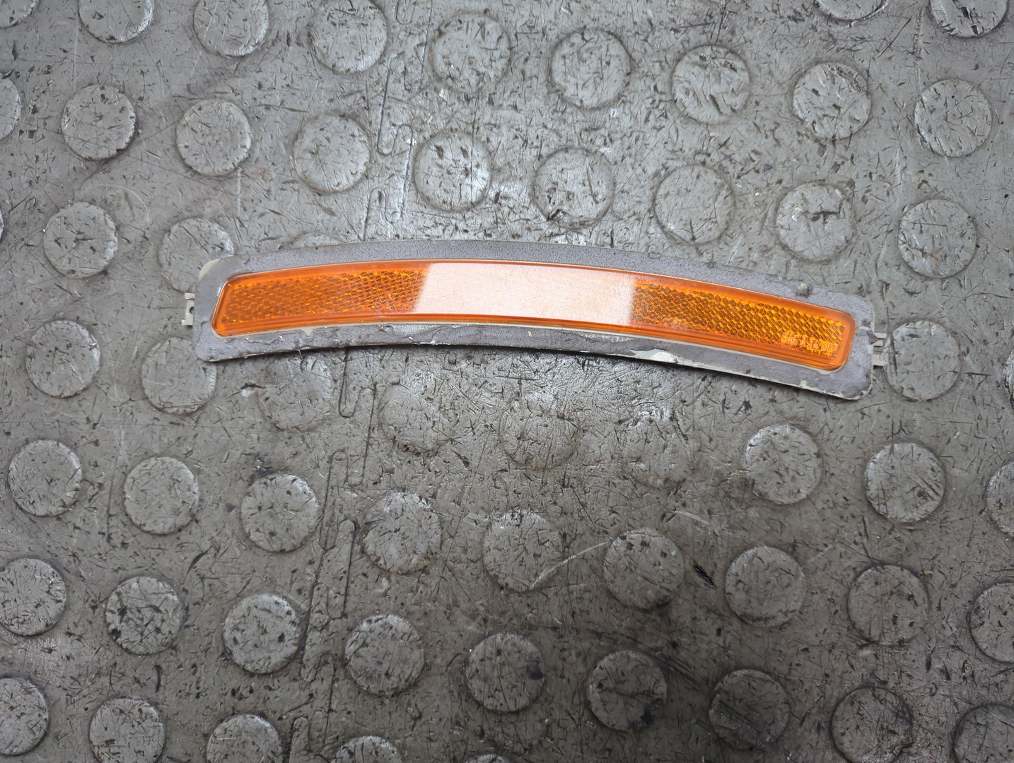 Отражатель передний правый у фары