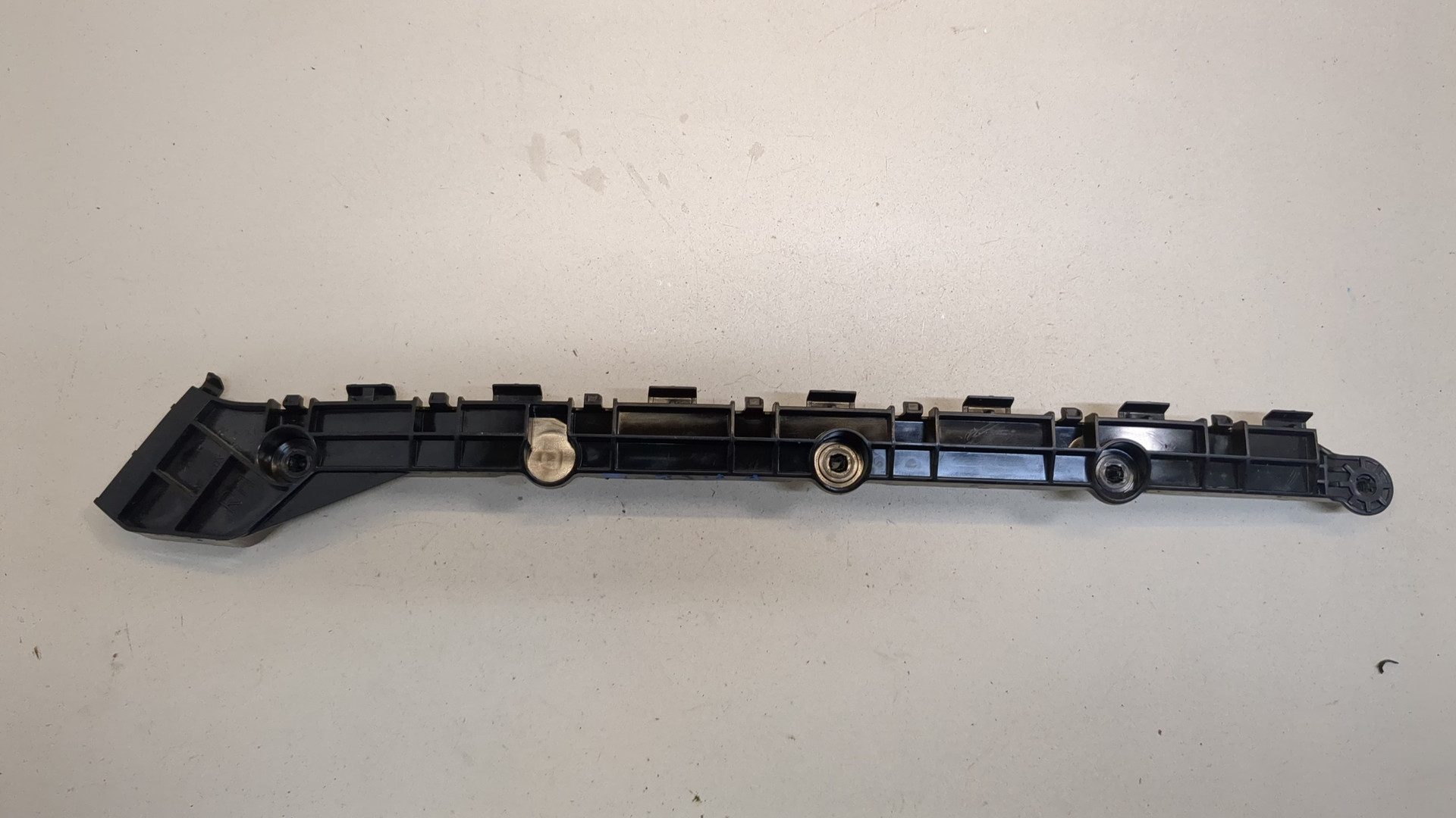 Кронштейн заднего бампера правый