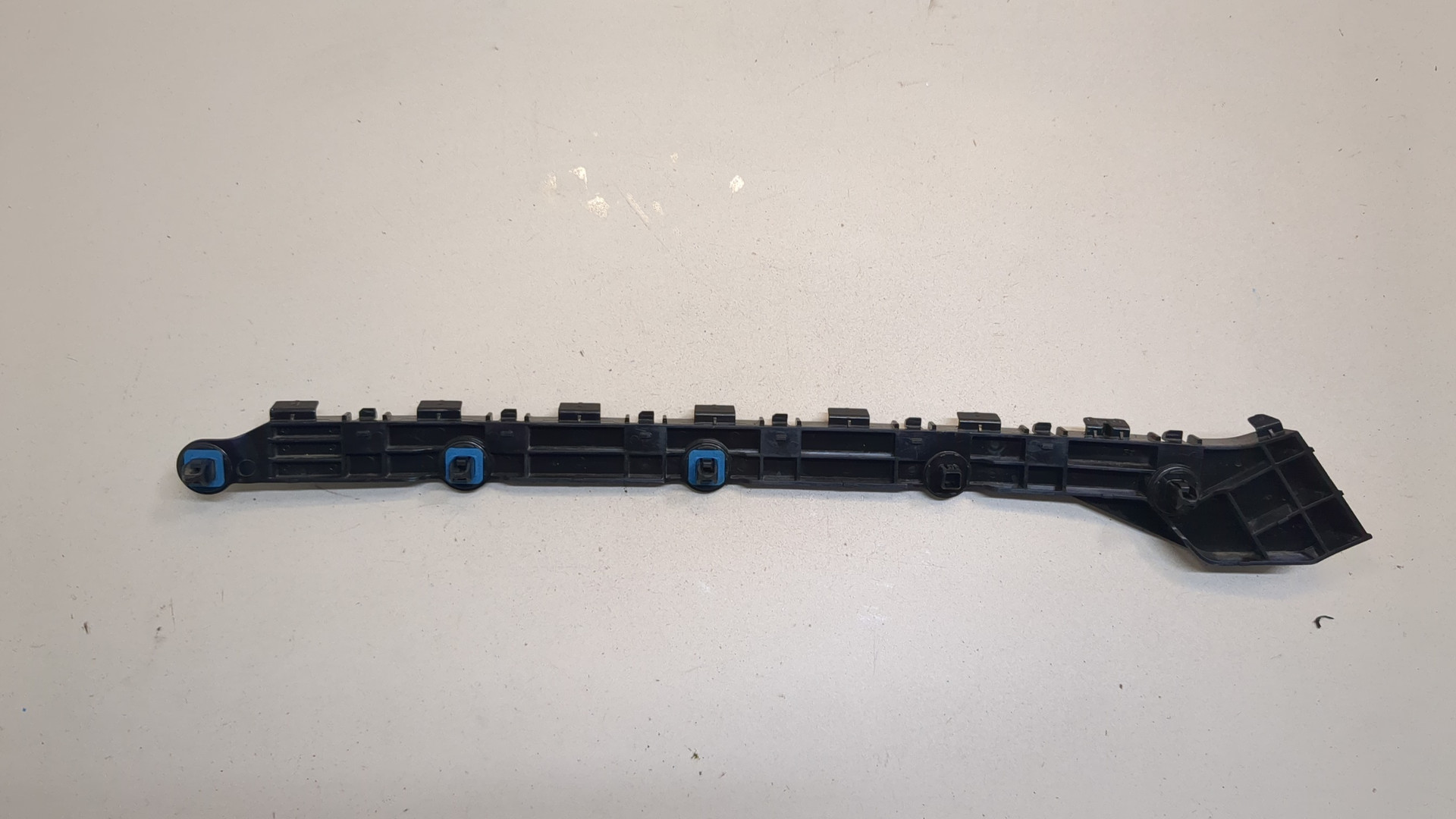 Кронштейн заднего бампера правый