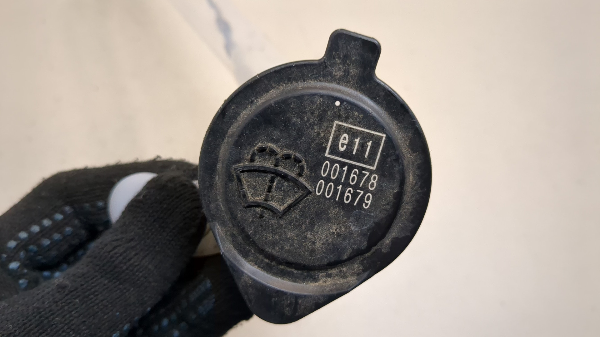 Горловина бачка омывателя