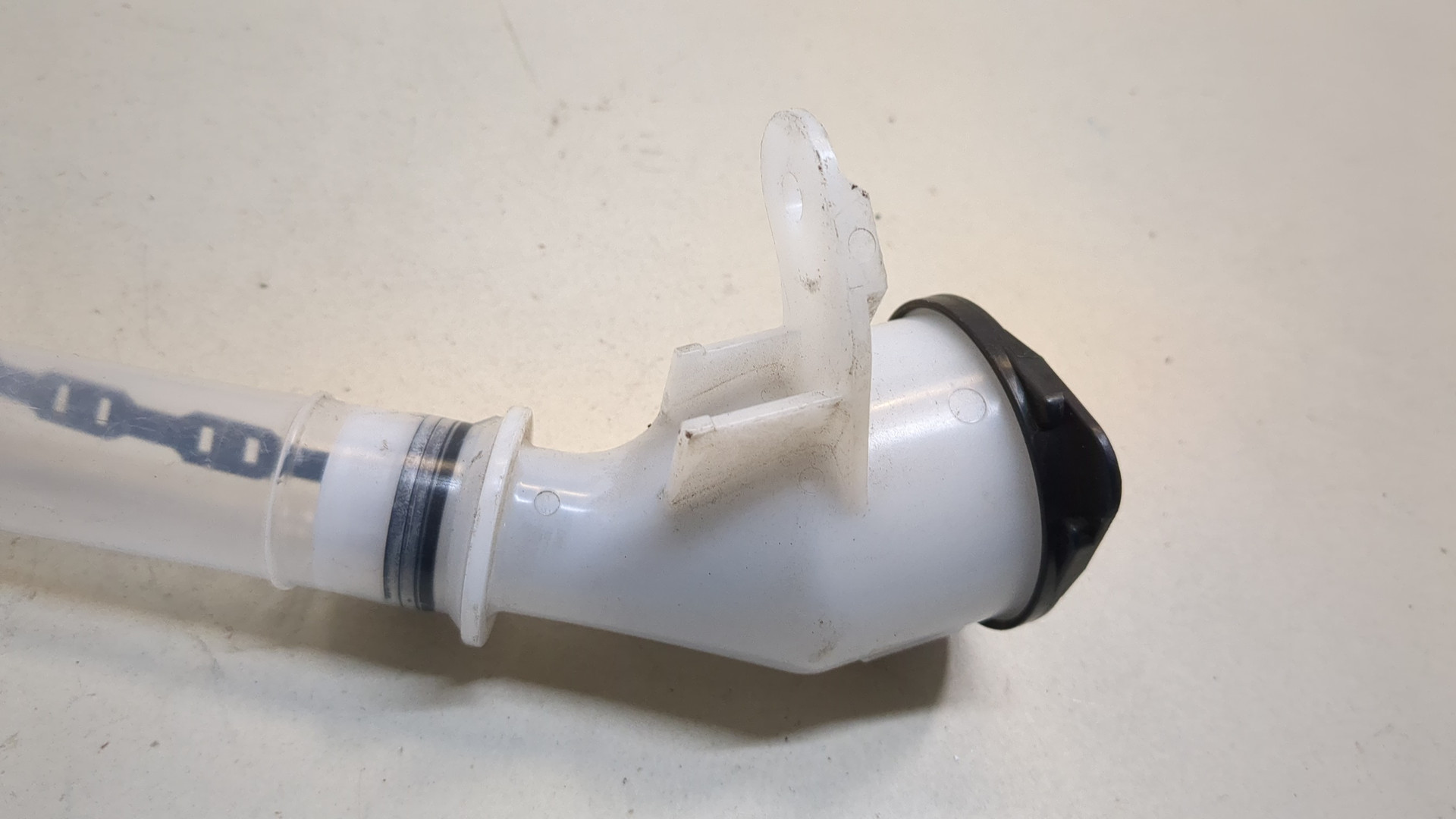 Горловина бачка омывателя