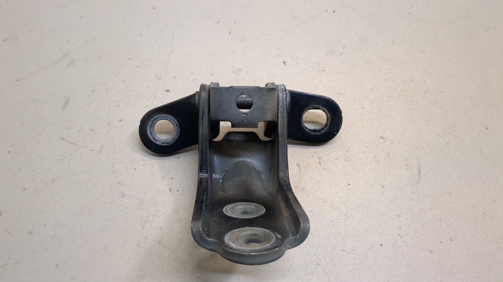 Петля двери