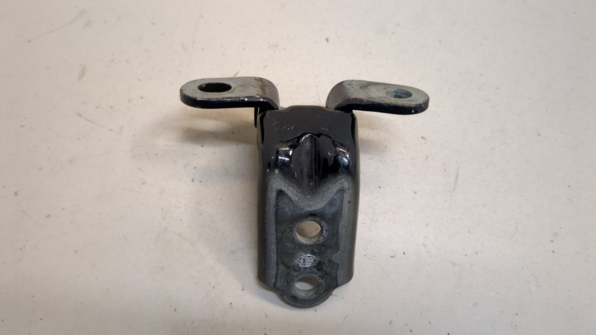 Петля двери