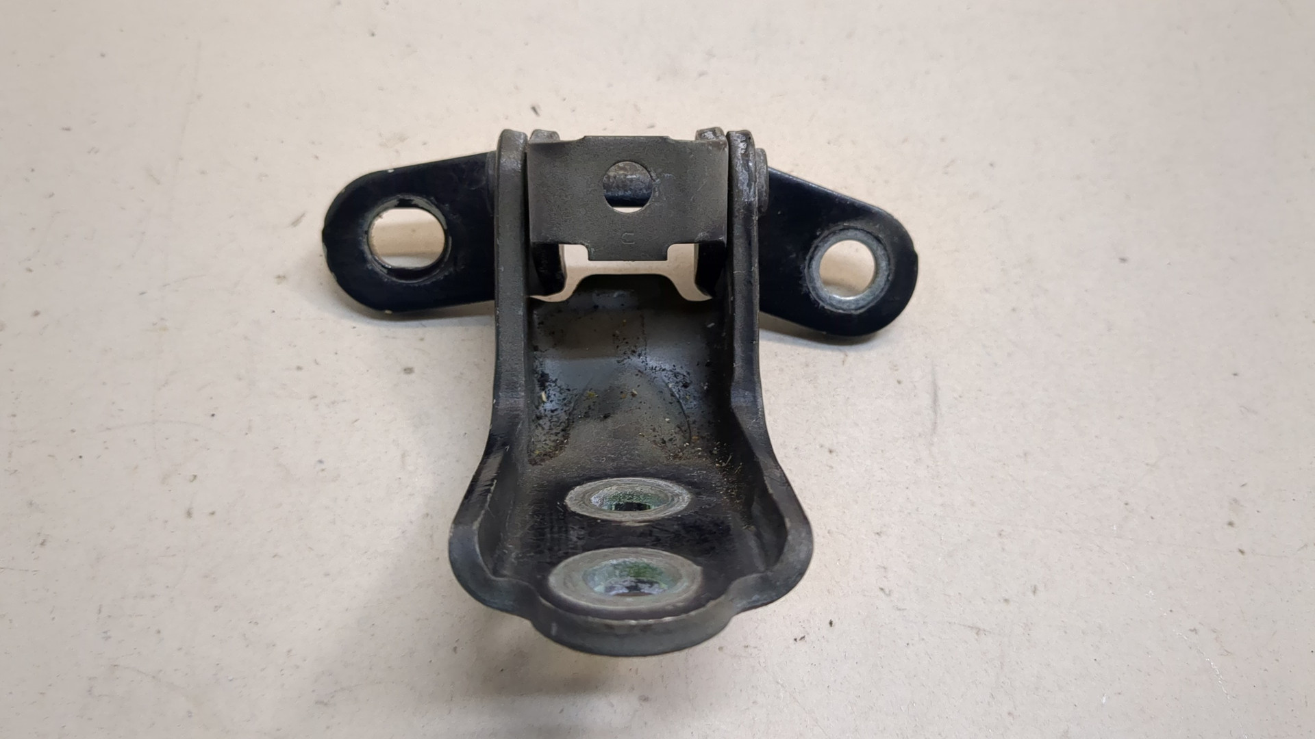 Петля двери