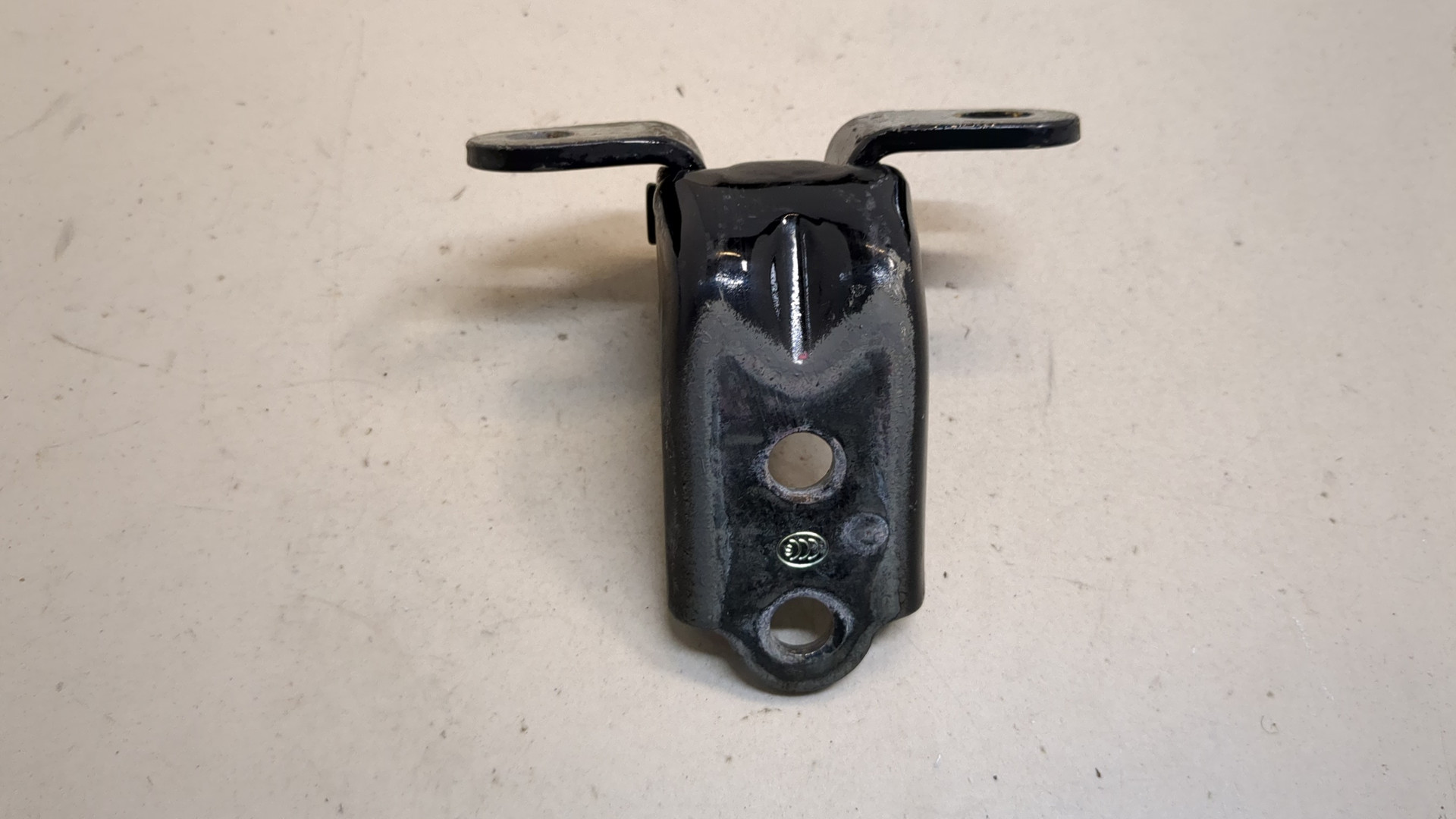 Петля двери