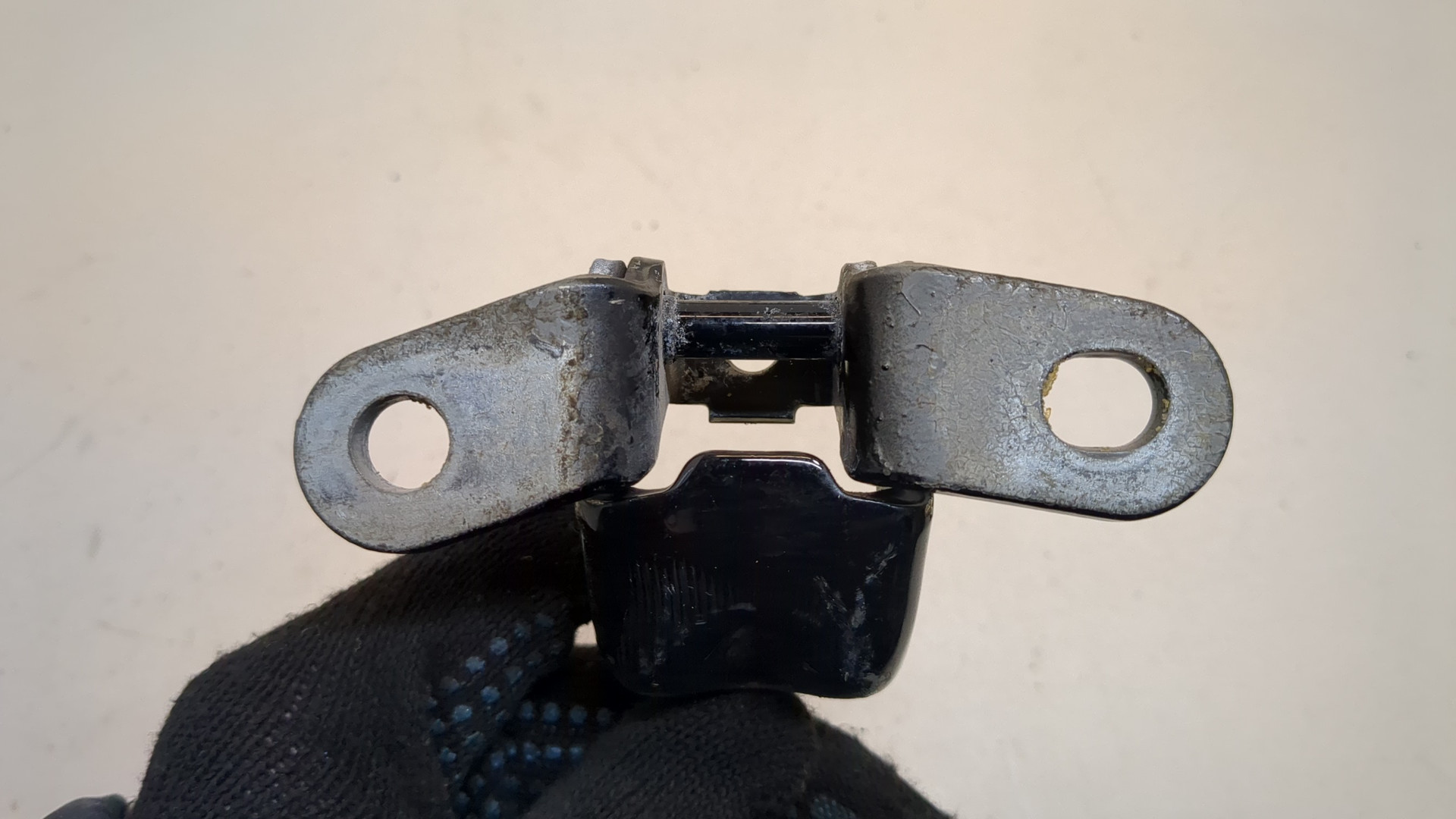 Петля двери