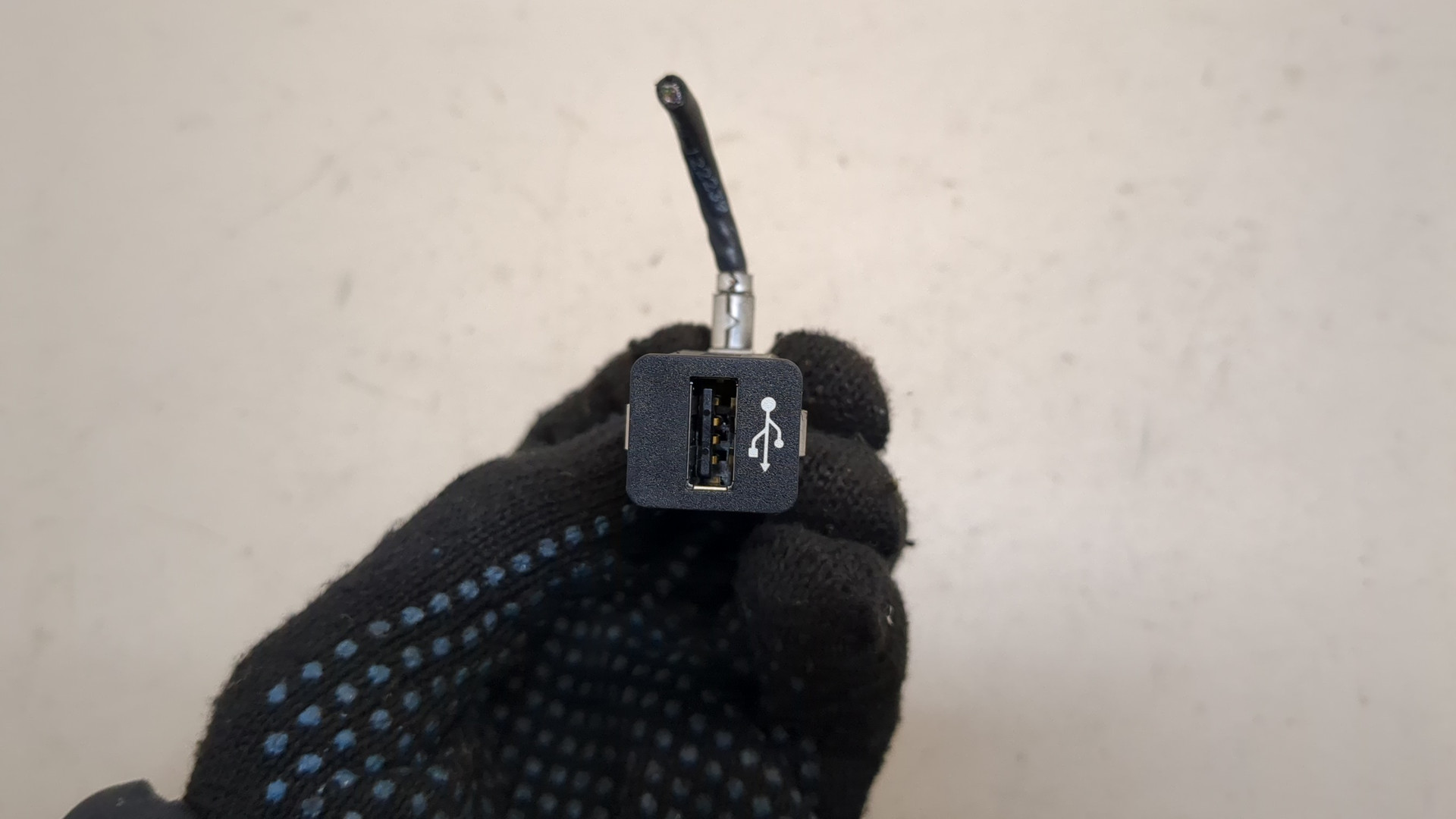 Гнездо AUX / USB IN