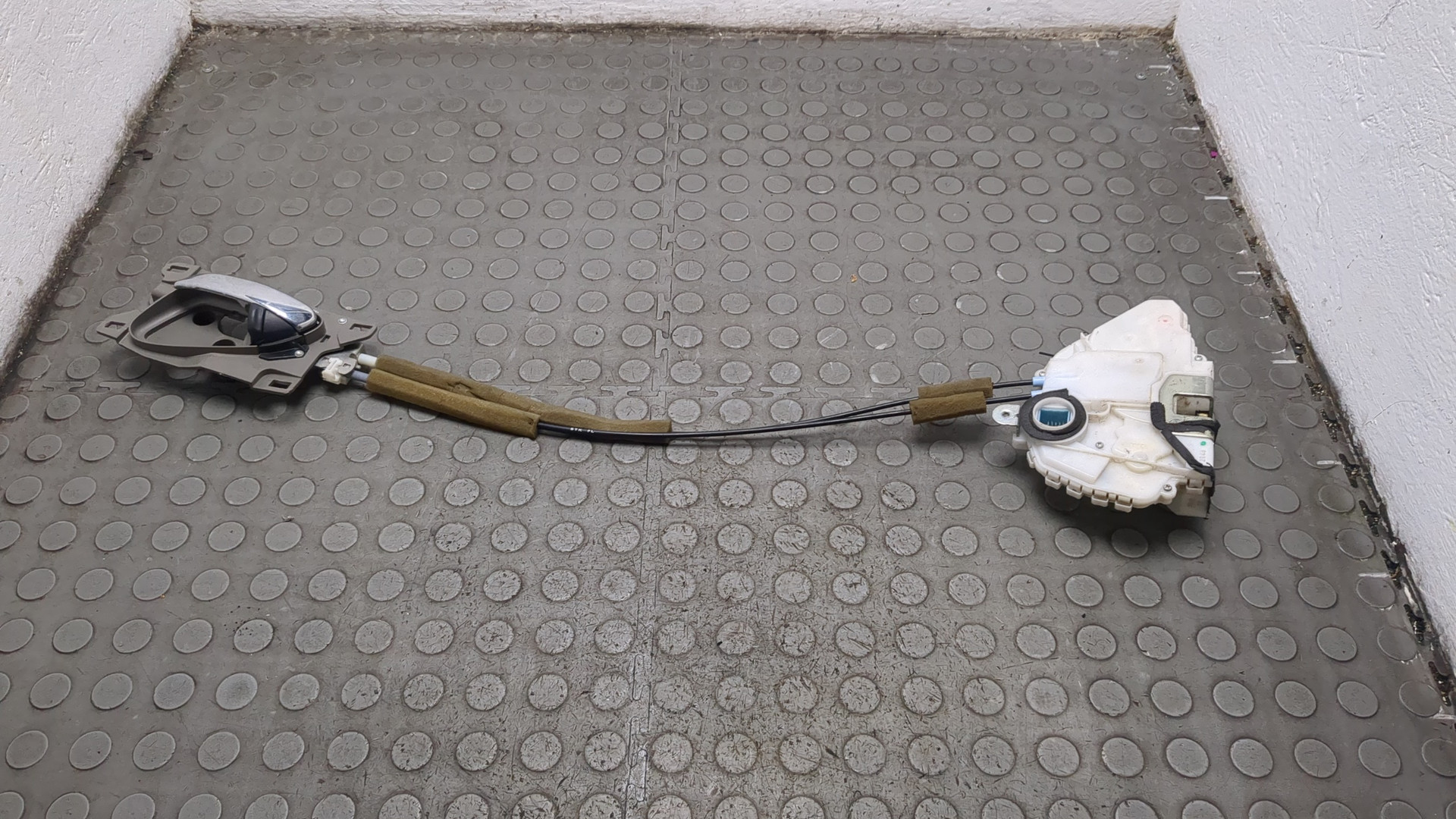 Замок двери передней левой