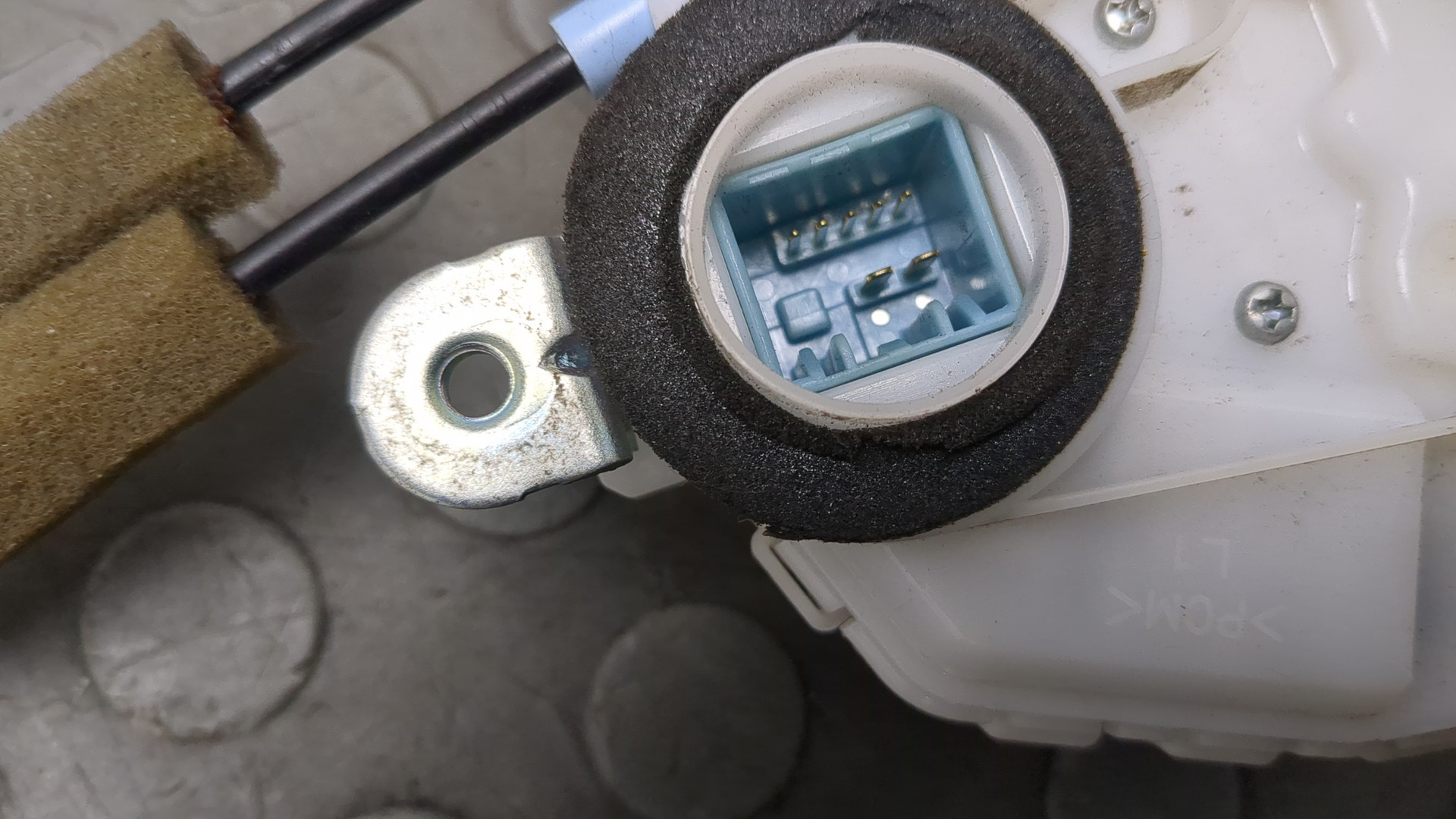 Замок двери передней левой