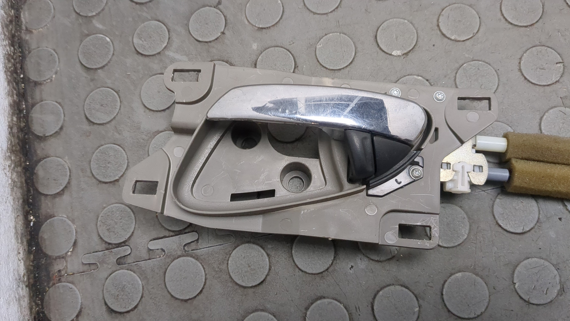 Замок двери передней левой