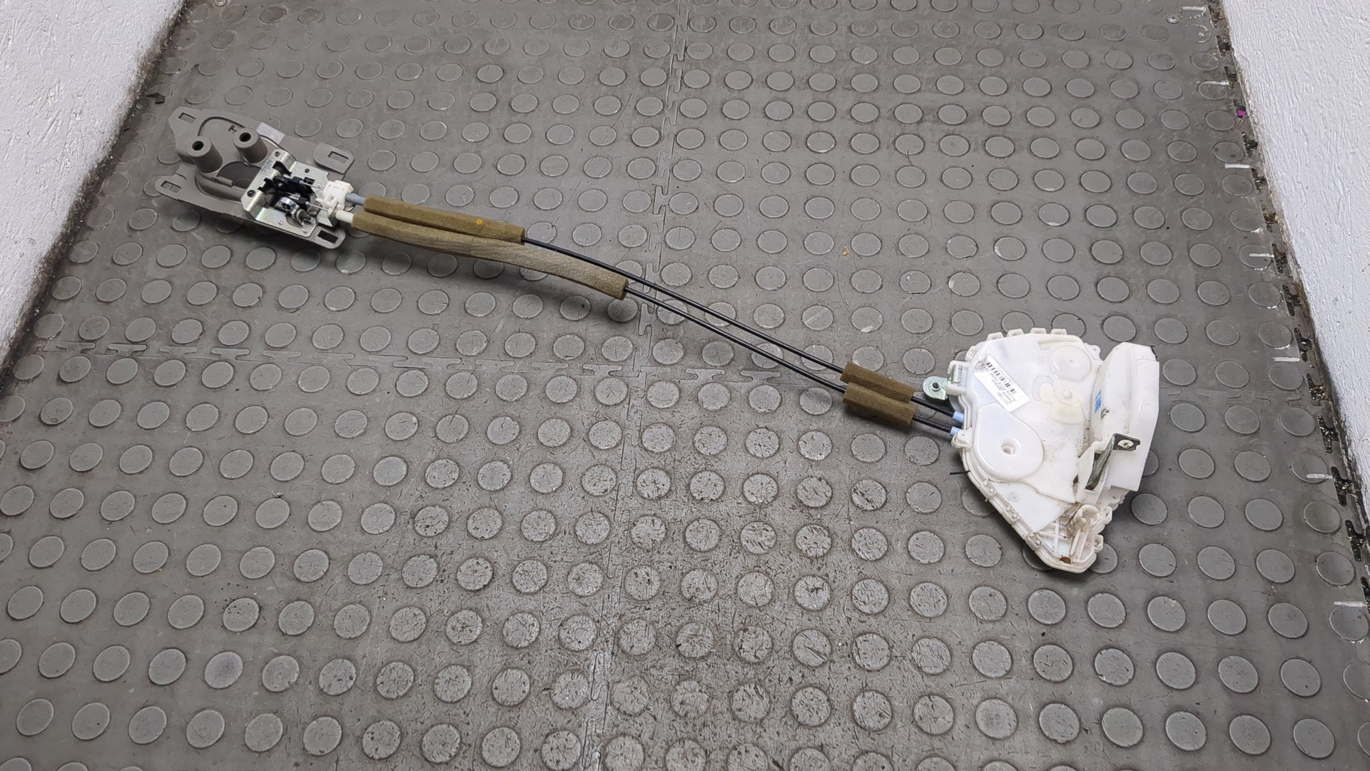 Замок двери передней левой