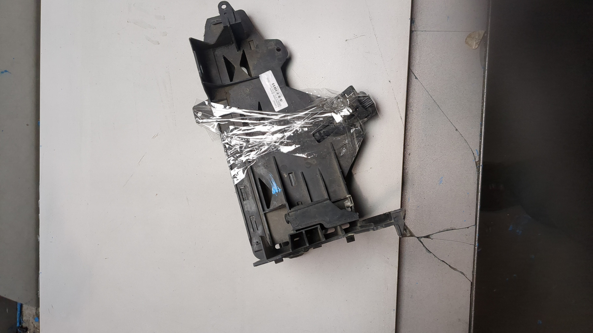 Кронштейн фар левый