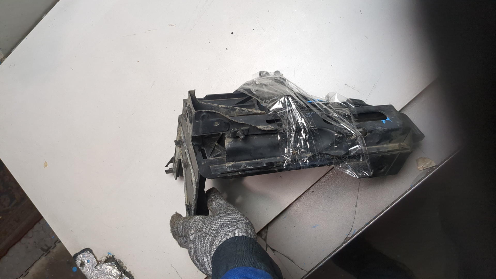 Кронштейн фар левый