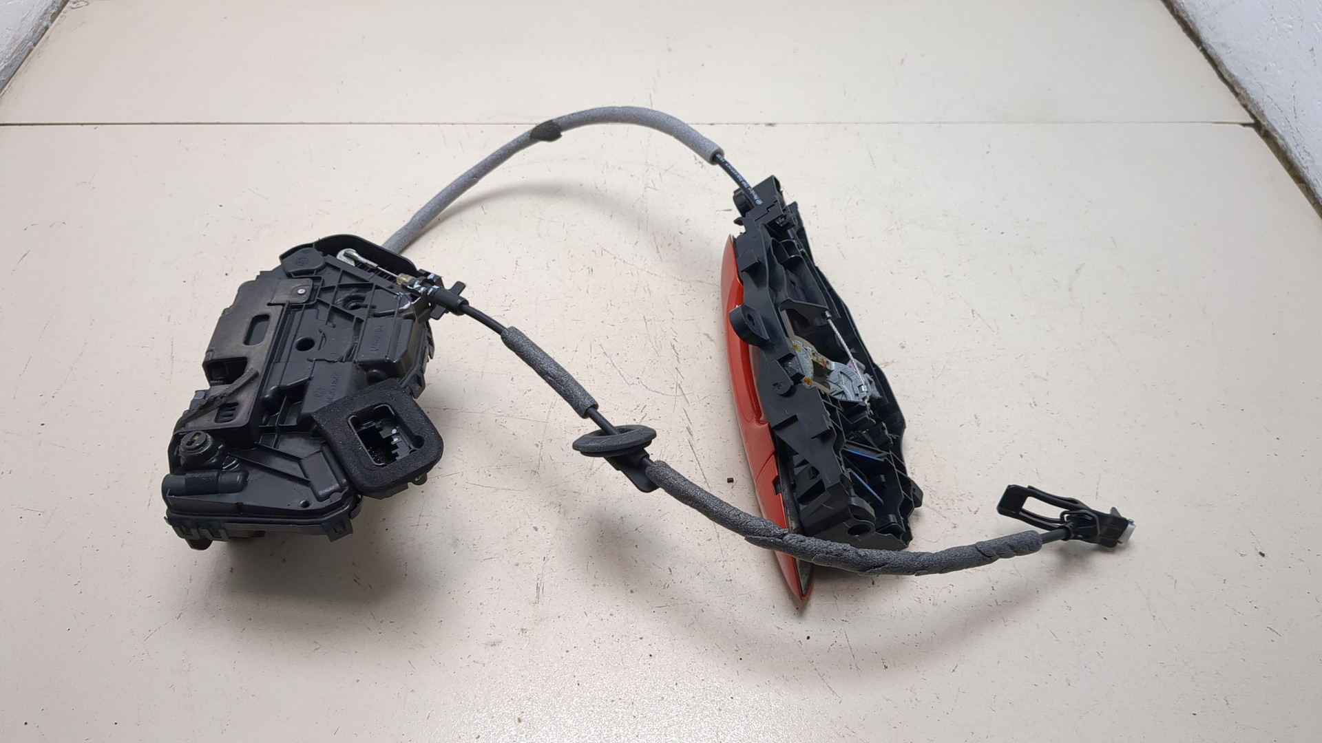 Замок двери задней правой