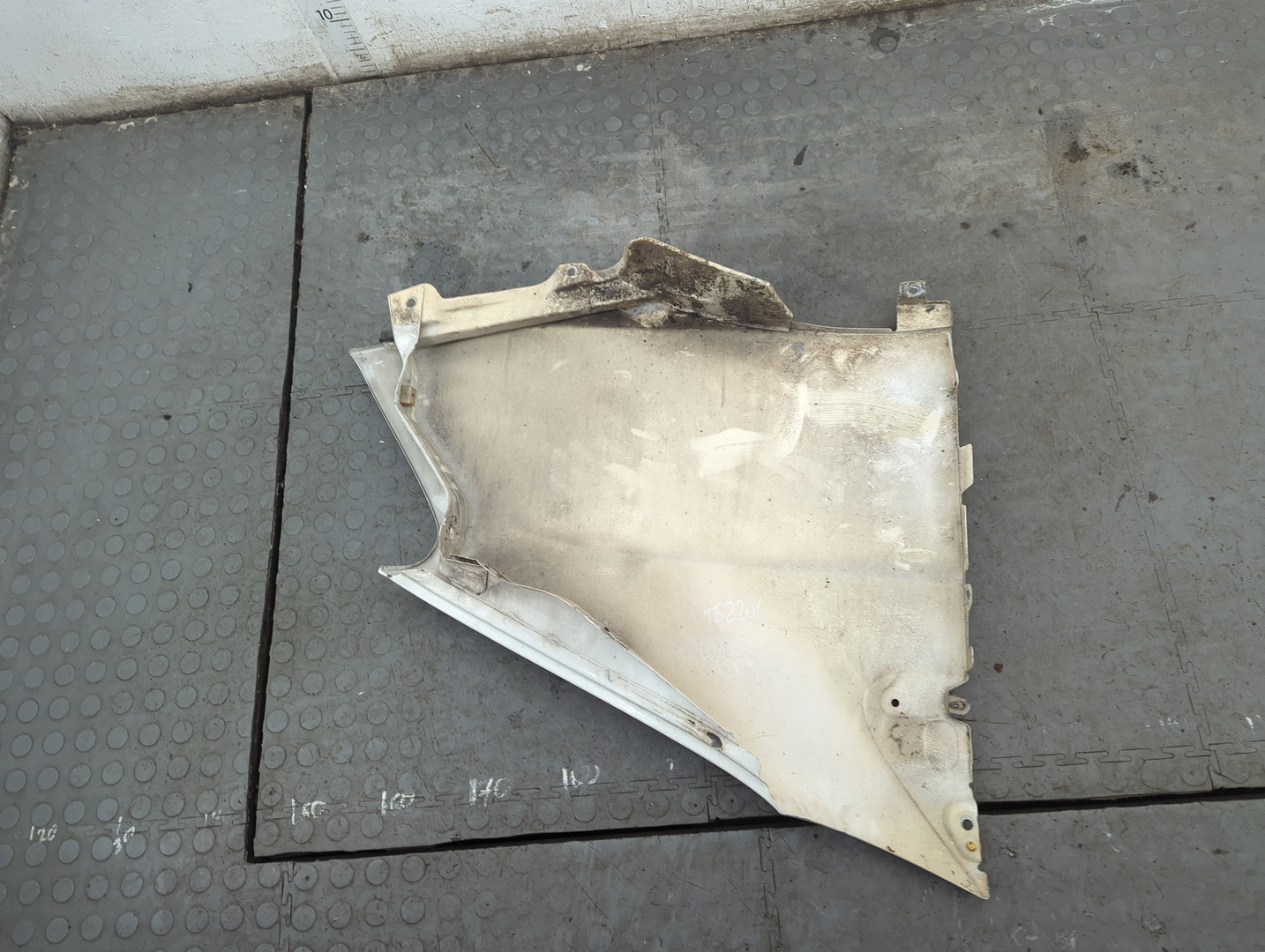 Крыло переднее левое