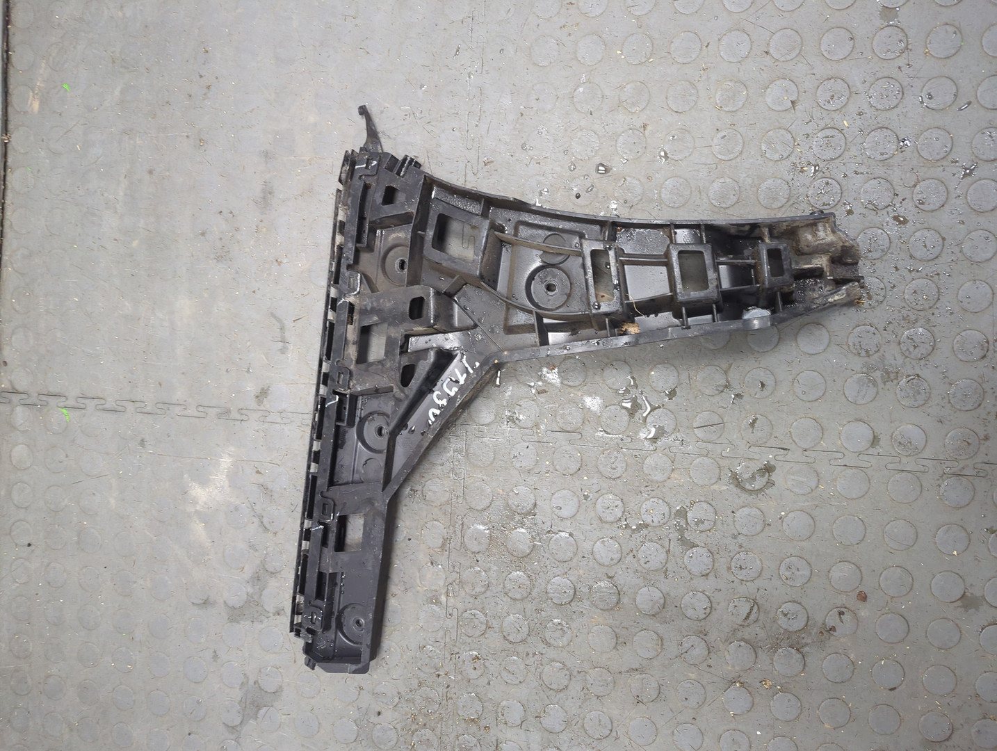 Кронштейн заднего бампера правый