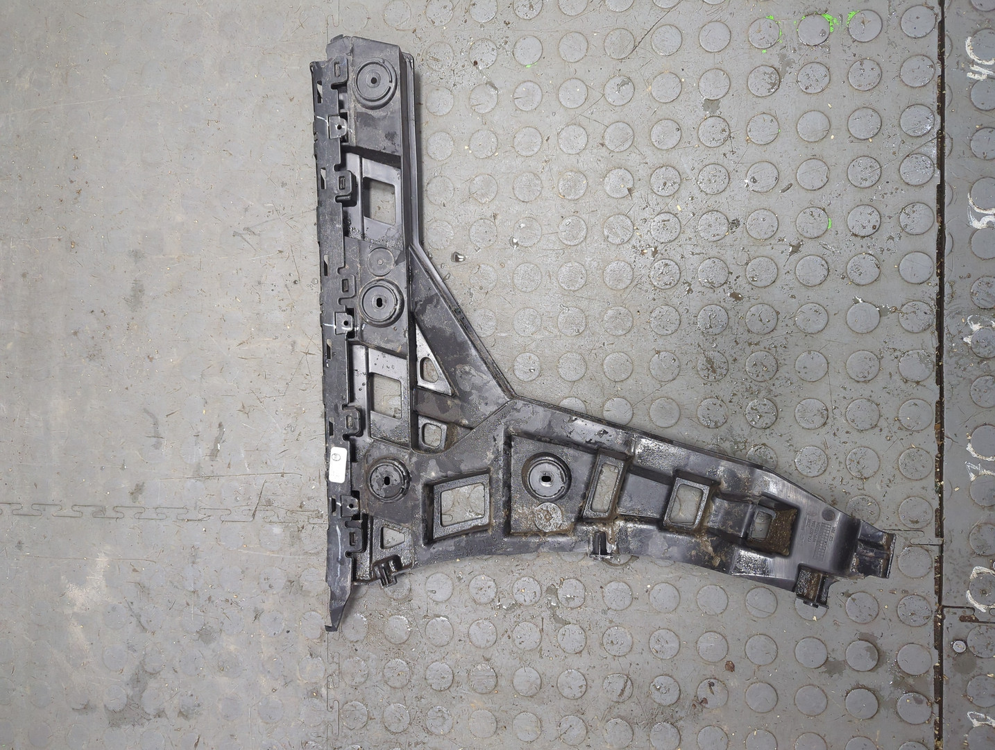 Кронштейн заднего бампера правый