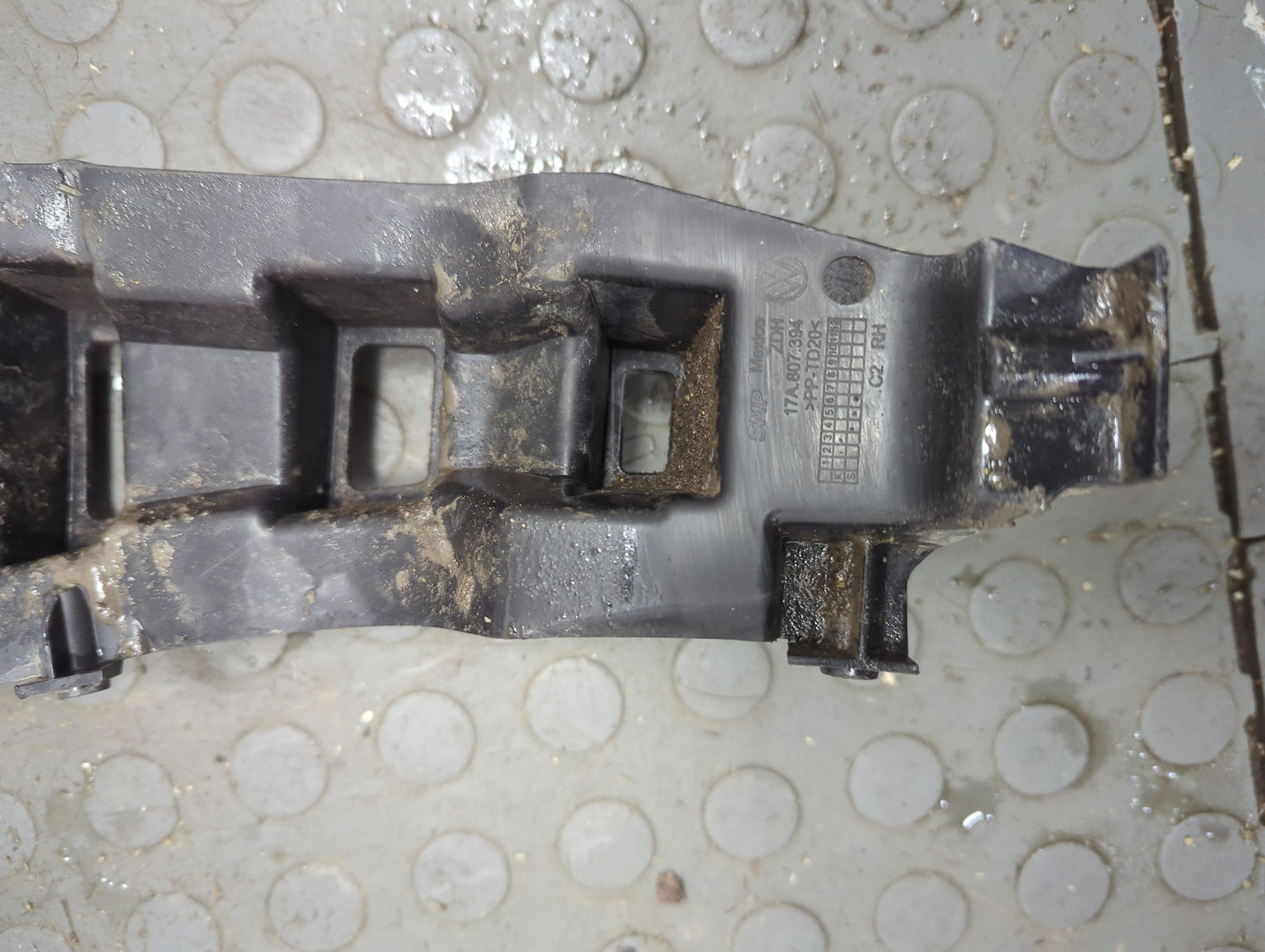 Кронштейн заднего бампера правый