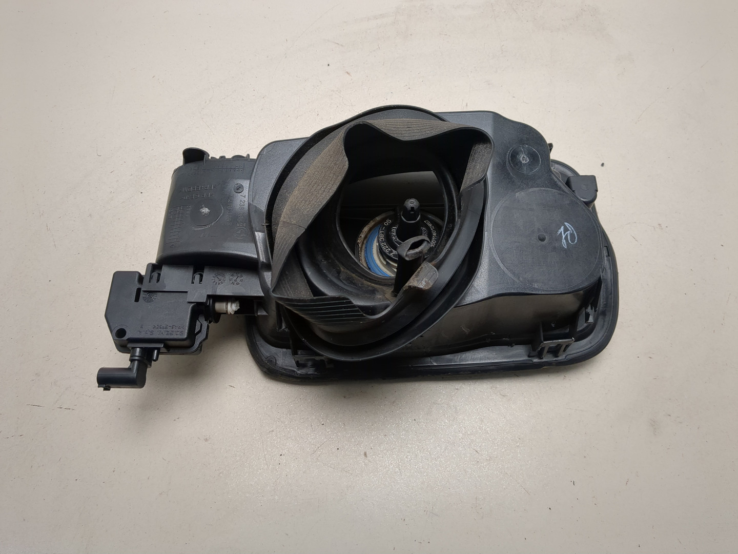 Лючок бензобака