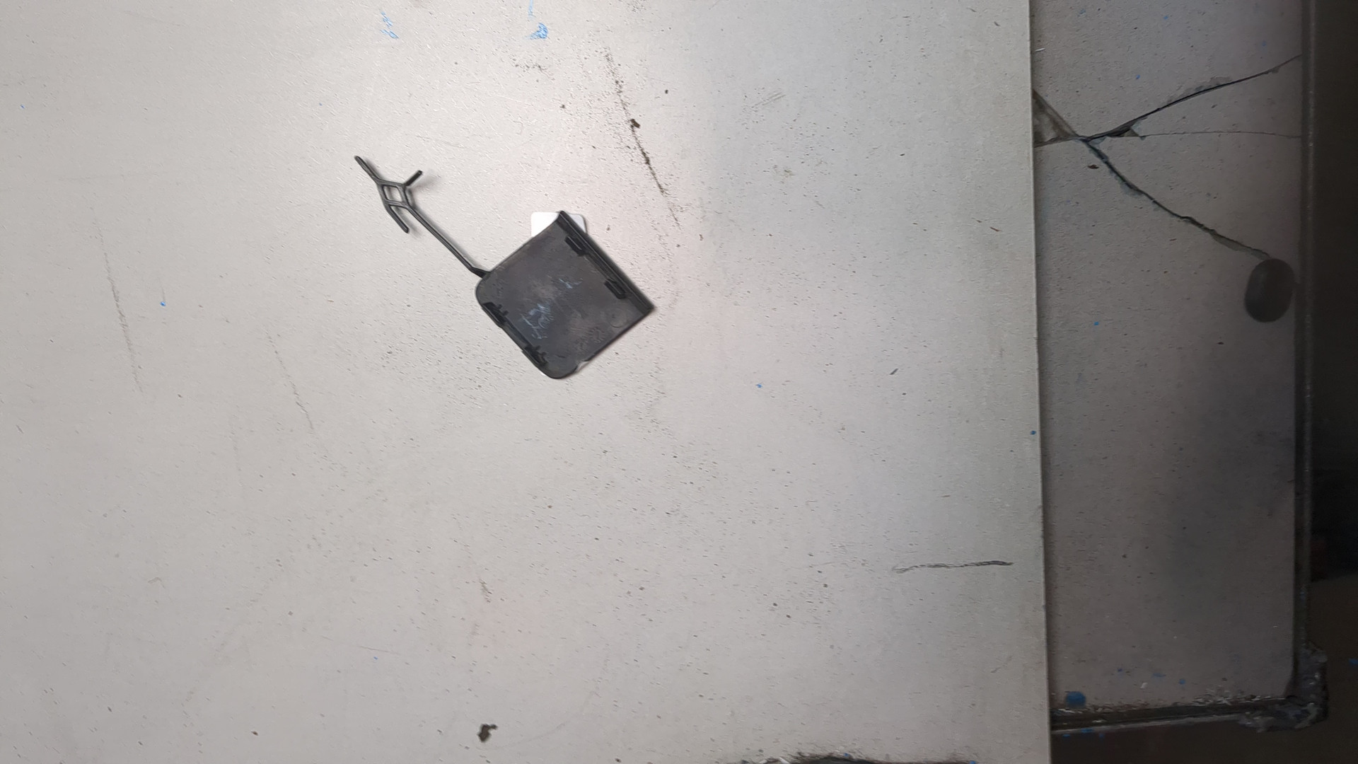 Заглушка буксировочного крюка