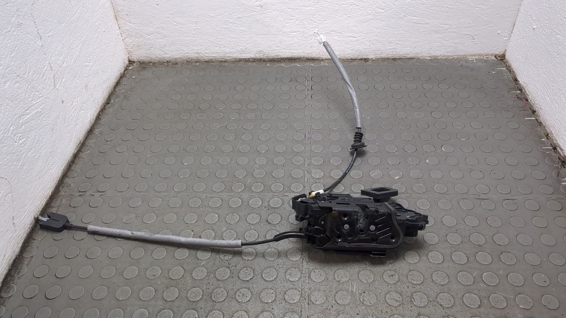 Замок двери передней правой