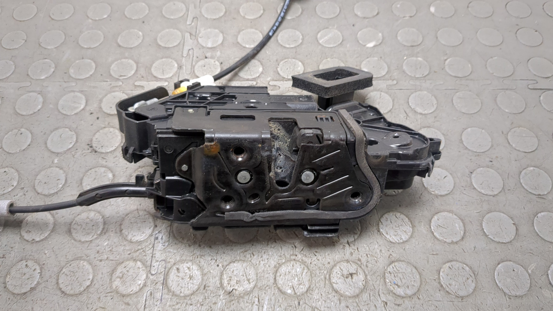 Замок двери передней правой