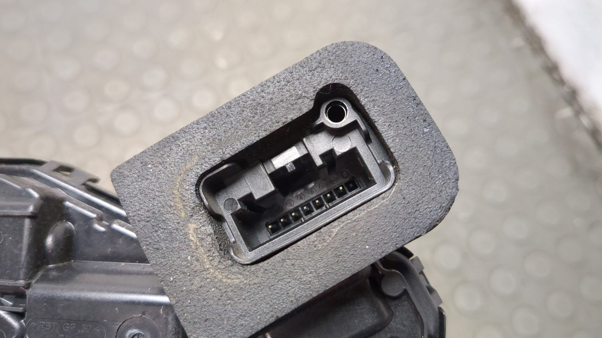 Замок двери передней правой