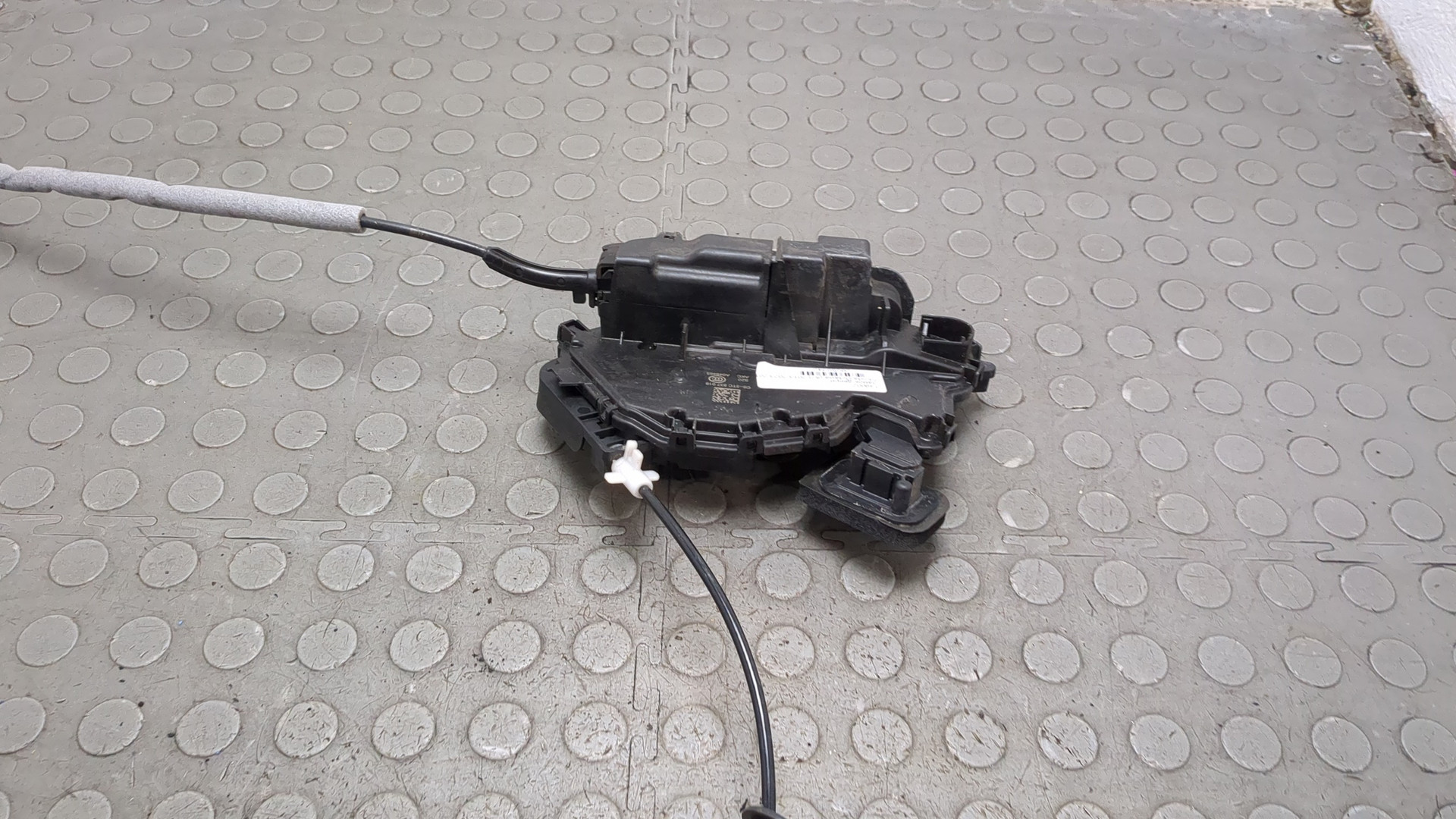 Замок двери передней правой