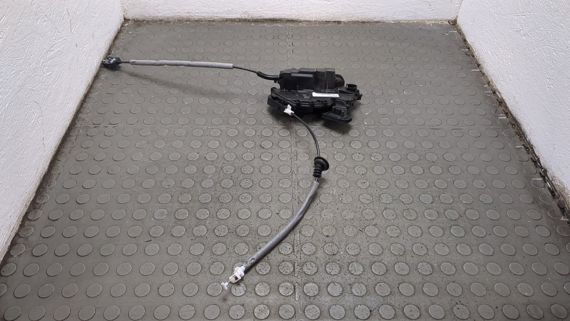 Замок двери передней правой