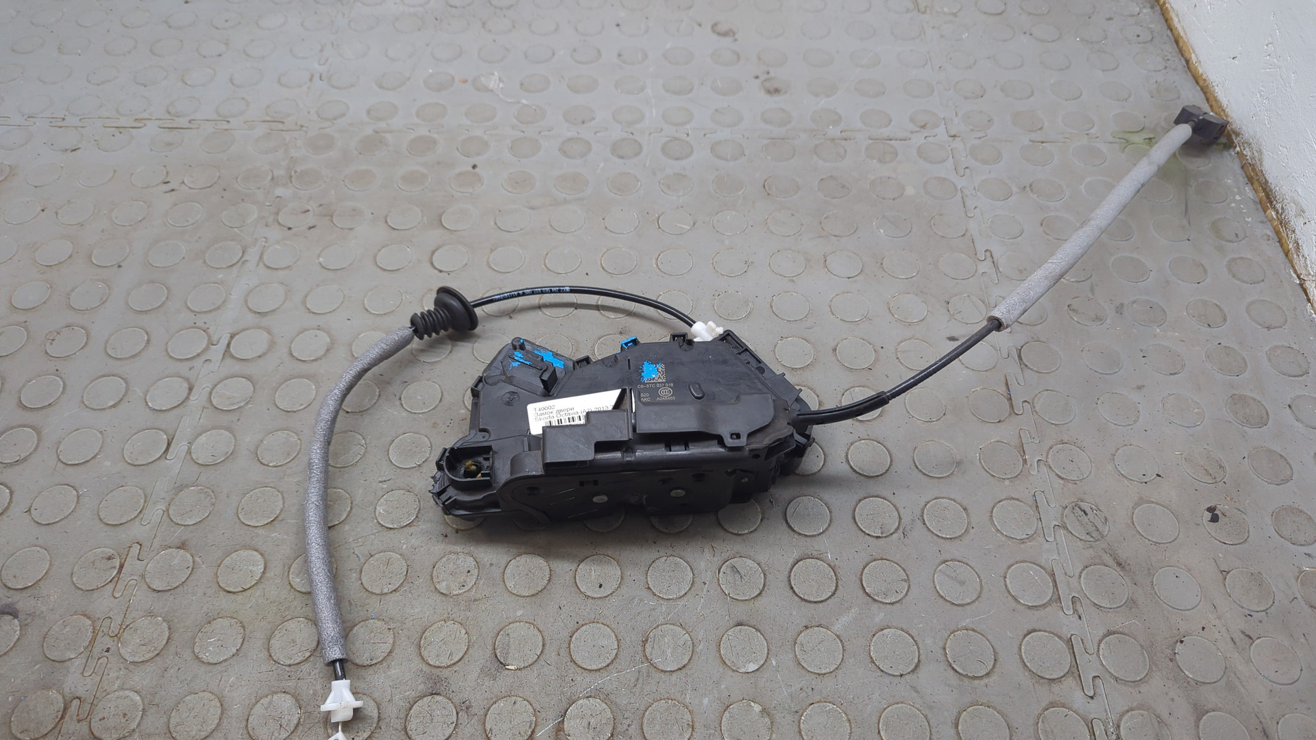 Замок двери передней правой