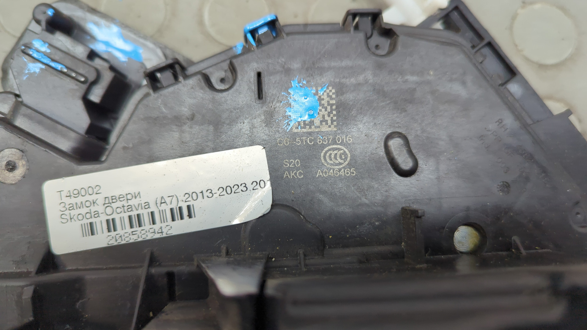 Замок двери передней правой